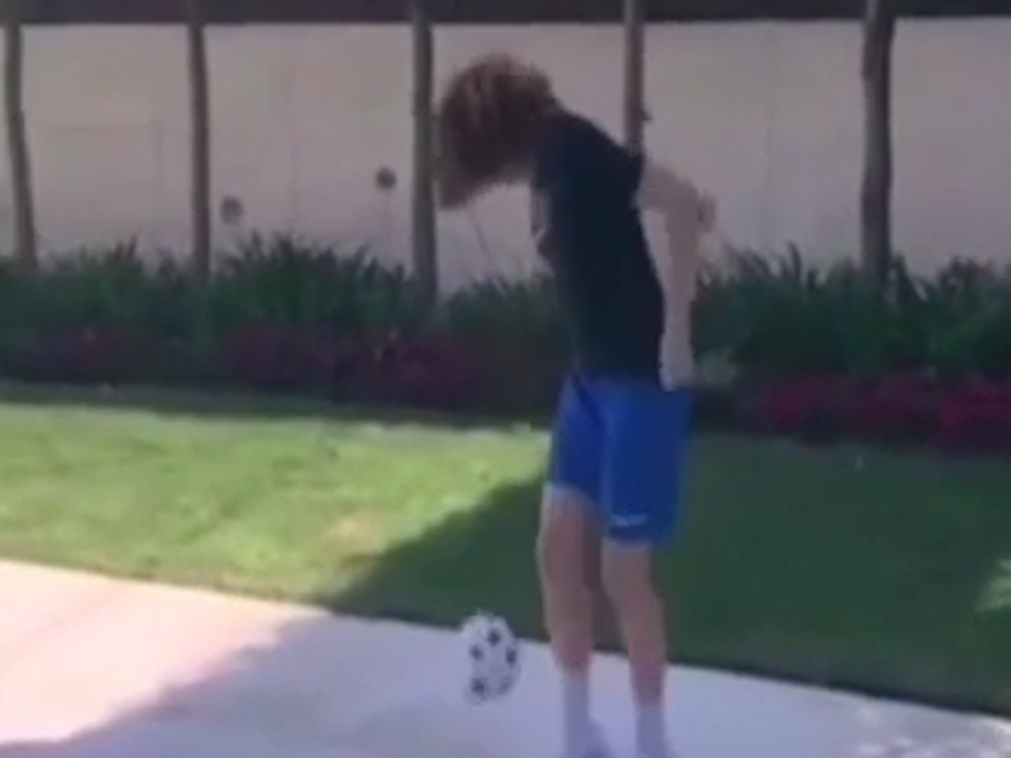 Madame da Serie A. La cantante si esibisce in una serie di tocchi perfetti con il pallone – Il video