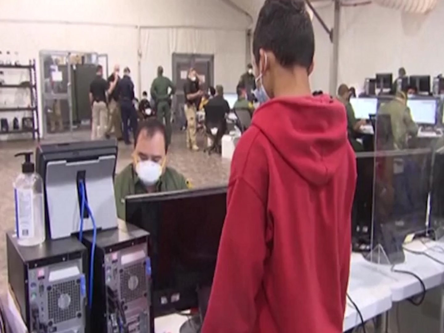 Le immagini shock dal confine Usa-Messico: almeno 3 mila bambini soli rinchiusi nel centro migranti – Il video