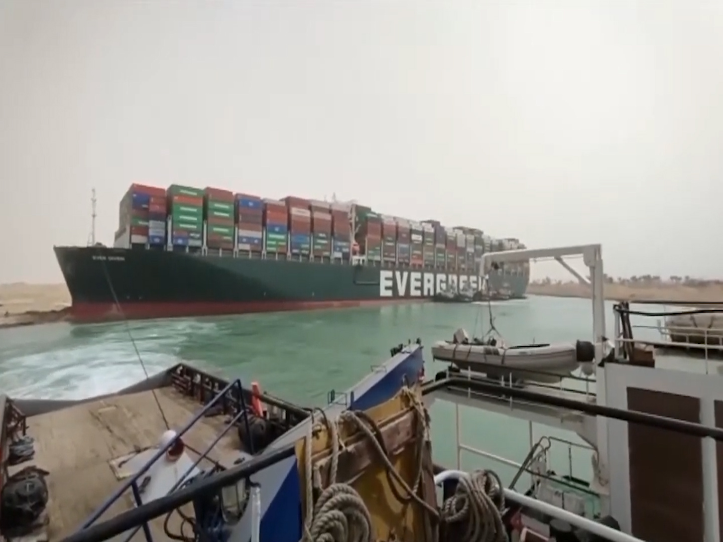 Suez, le operazioni per rimuovere la nave incagliata: «Potrebbero volerci settimane» – Il video