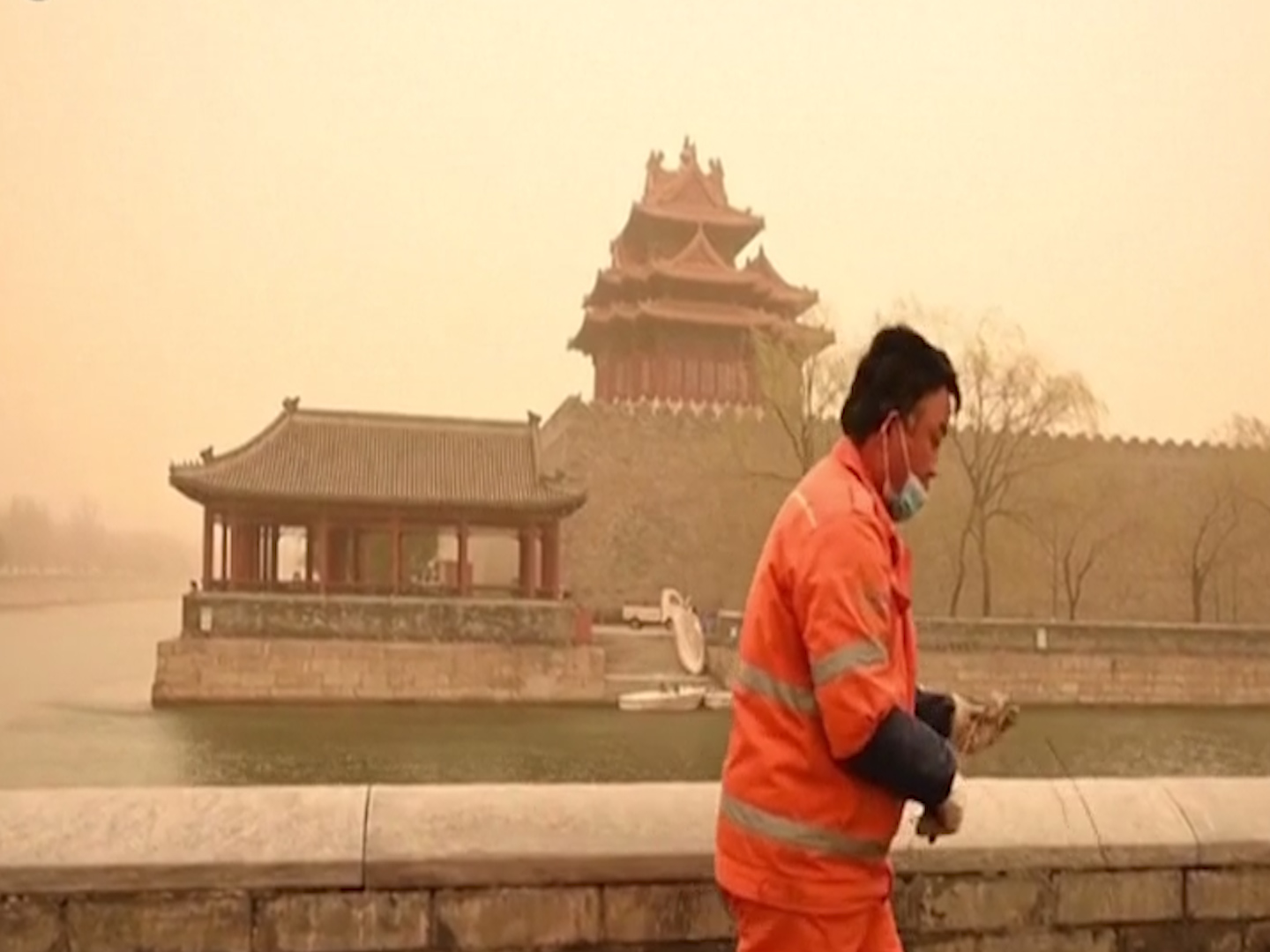 In Cina una nube di smog e sabbia ha avvolto Pechino: picchi di inquinamento superiori di 160 volte la media – Il video