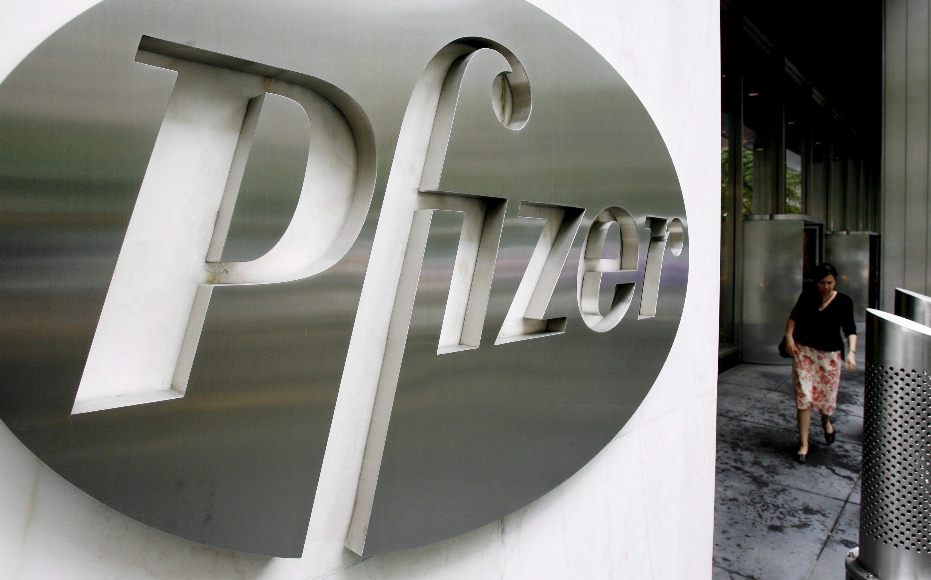 Covid, l’Ema dà l’ok alla commercializzazione della pillola di Pfizer: «Efficace contro Omicron e altre varianti»