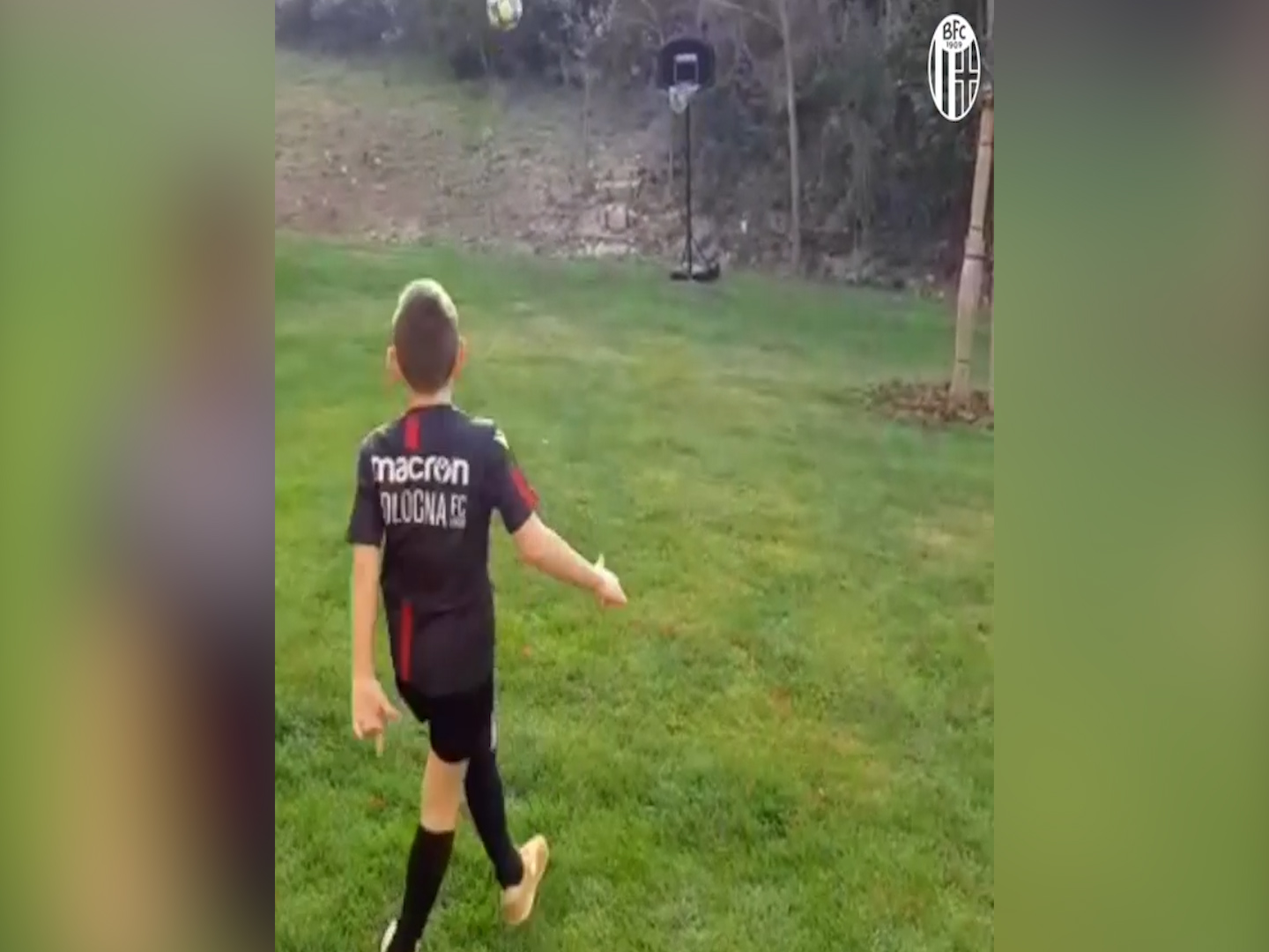 «Riesci a fare canestro da qui?»: il piccolo Tommaso sfida Mihajlovic. Che fa centro al primo colpo – Il video