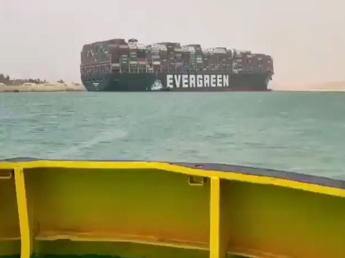 Un cargo di 400 metri si arena nel Canale di Suez: oltre 100 navi restano bloccate – Il video