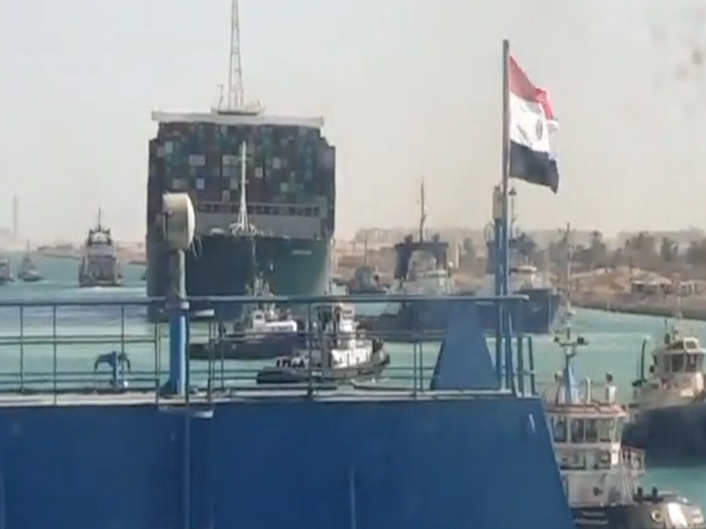 Liberata la Ever Given: il cargo si muove e nel Canale di Suez riprende la navigazione – Il video
