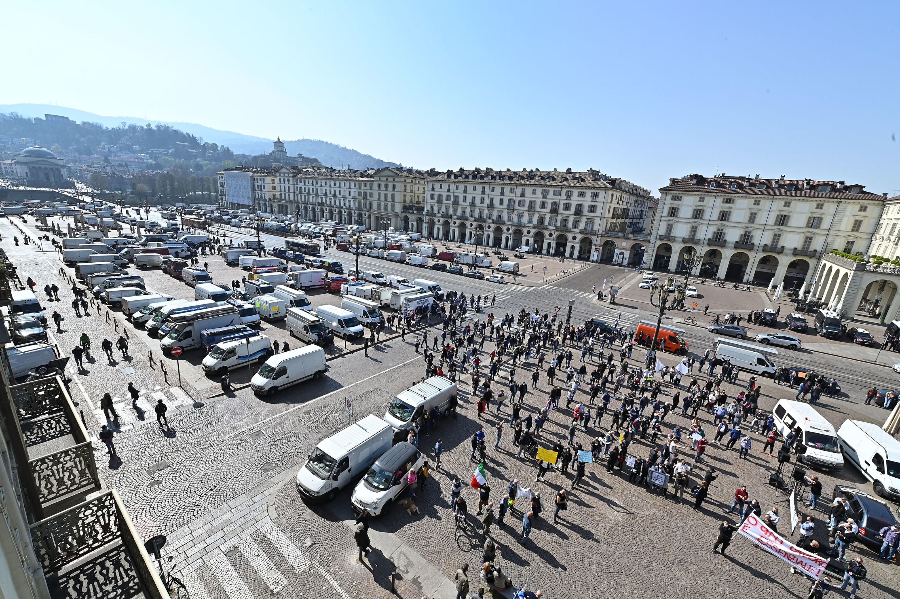 Un momento della manifestazione degli ambulanti  in piazza Vittorino, Torino, 30 marzo 2021 ANSA/ALESSANDRO DI MARCO