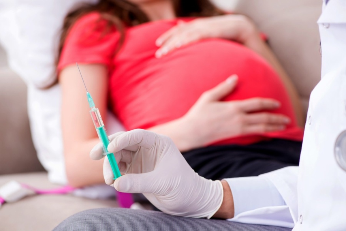 Una donna incinta su due non è vaccinata. E una su sei partorisce con il Covid – I dati di Fiaso