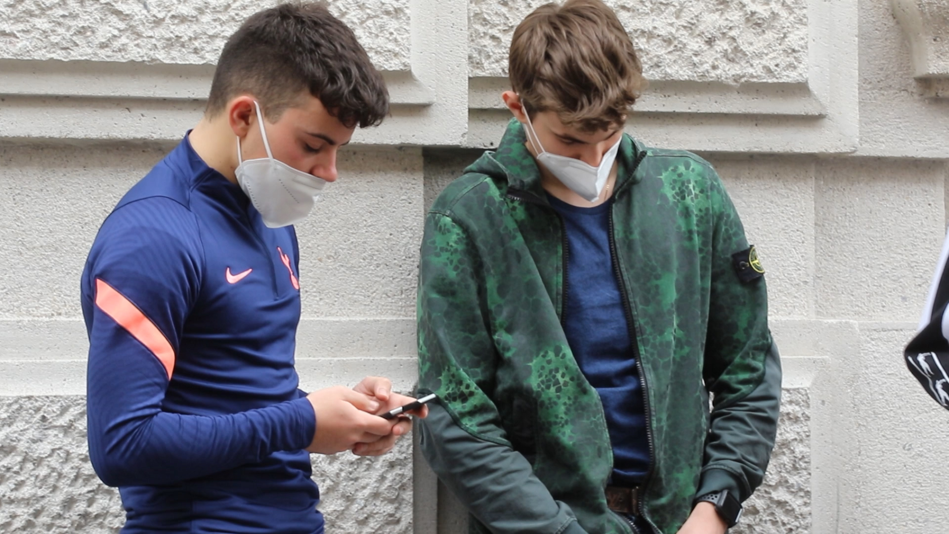 La sveglia un attimo prima della dad, l’ansia perenne, la «vita persa»: i liceali (tornati a scuola) si raccontano – Il video