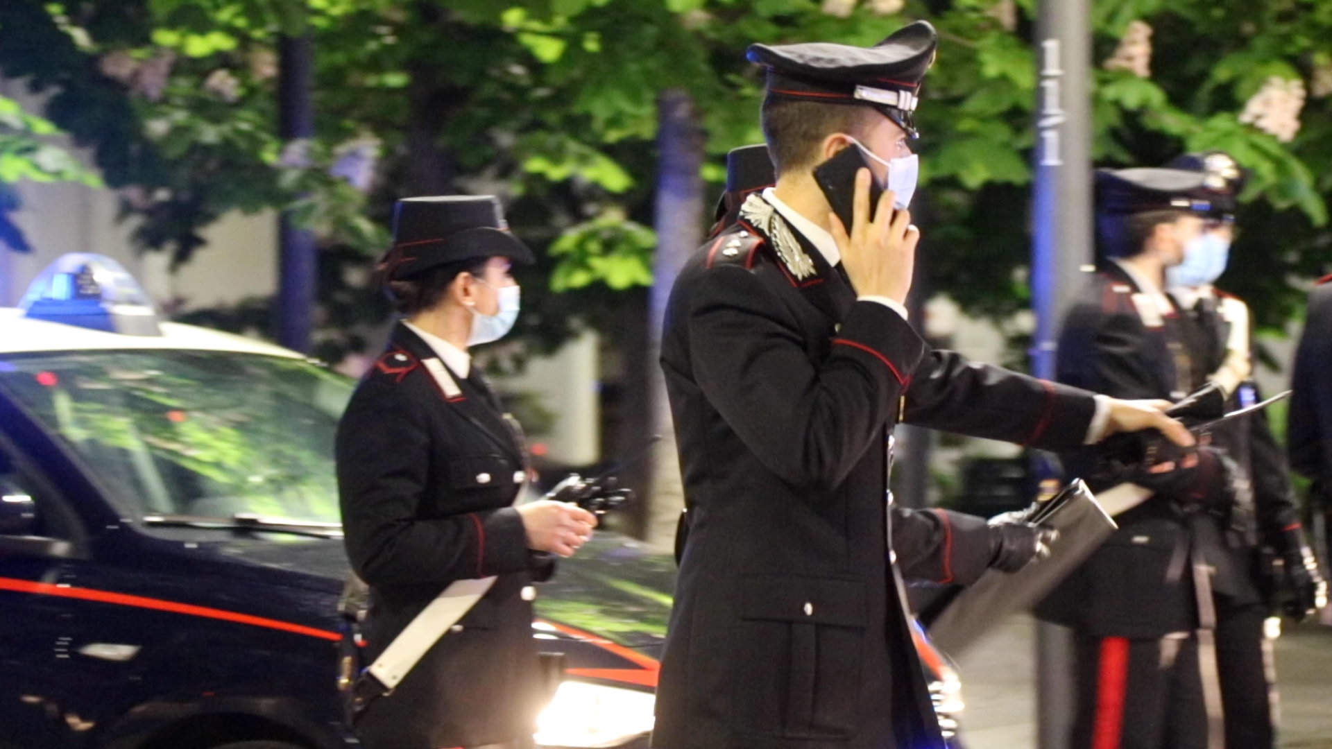 Alle 22 tutti a casa. Milano alla prova del coprifuoco dopo le riaperture. Ed è ancora caos sulle regole – Il video