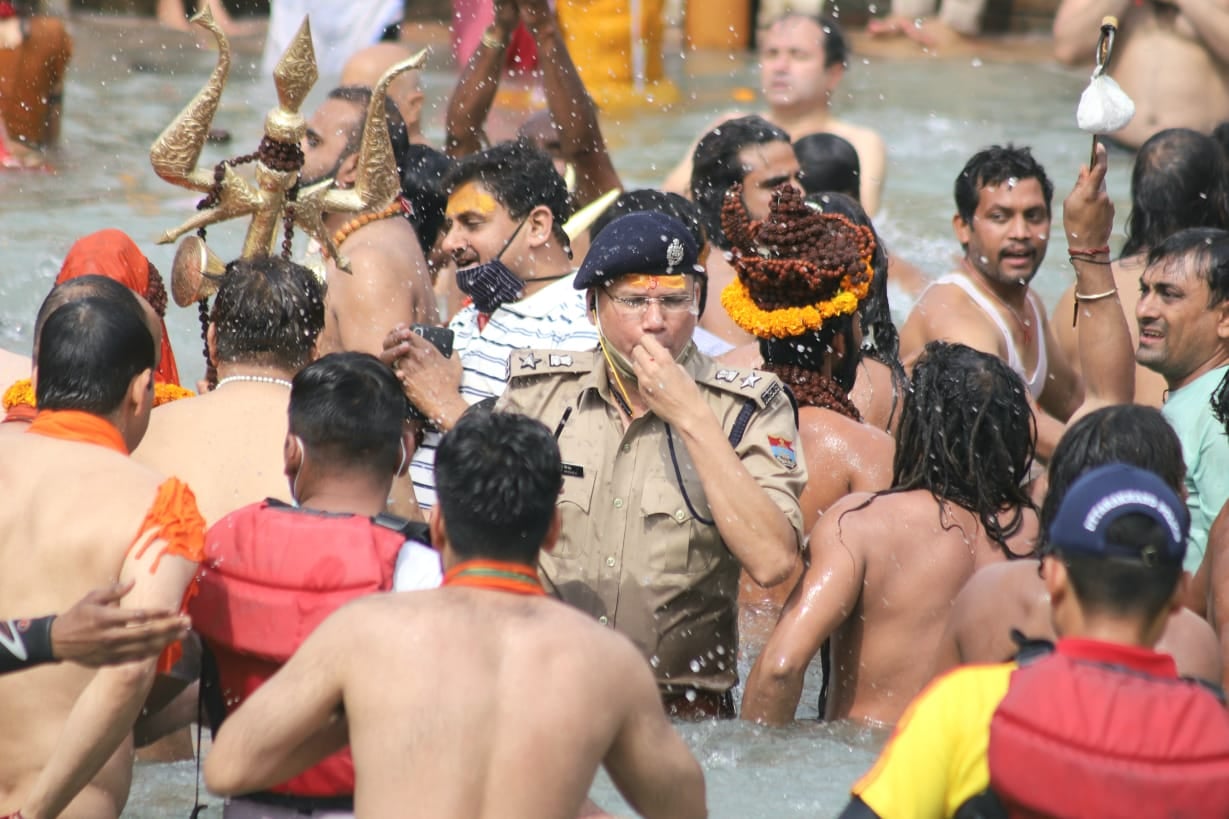 India, nel Gange migliaia di contagi da Coronavirus alla festa hindu del Kumbh Mela – Il video