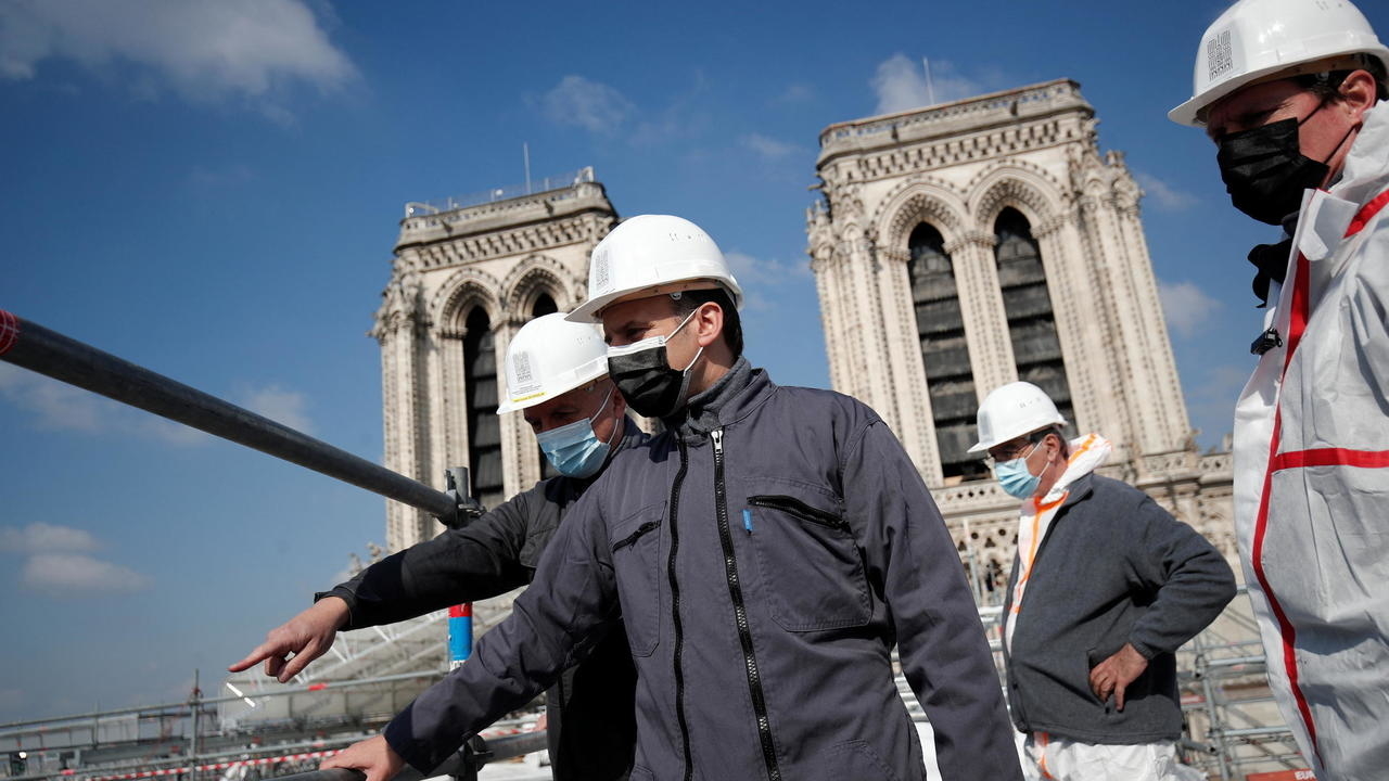 Notre-Dame, a due anni dal rogo Macron visita il cantiere per la ricostruzione della cattedrale – Il video