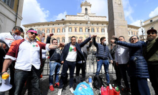 Street traders protest at Montecitorio Square front Italian  Parlament in Rome, Italy, 06 April 2021. They ask to be allowed to reopen and obtain immediate economic hel?ps amid the third Covid-19 wave in Italy. 
ANSA/ETTORE FERRARI