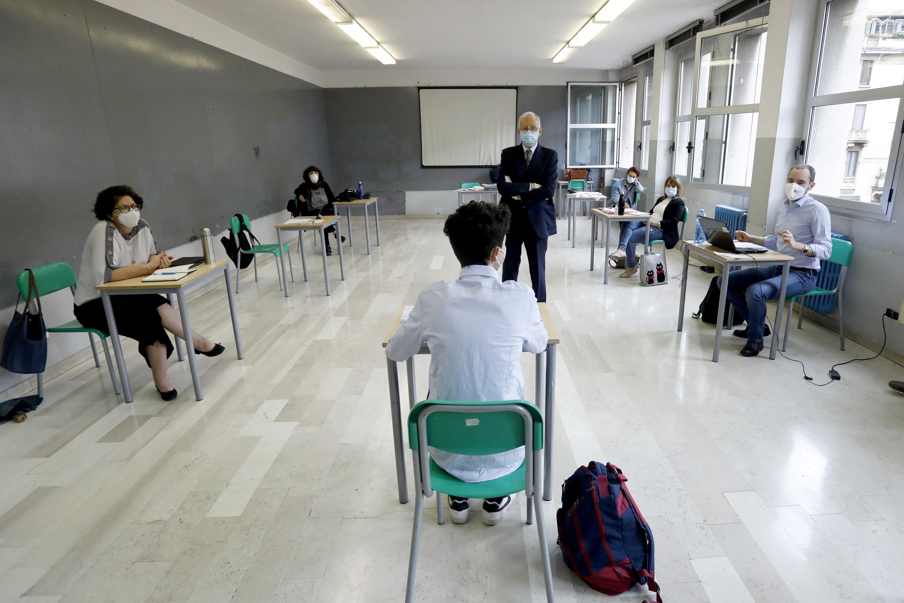 Uno studente durante la prova orale all'esame di maturita' al liceo scientifico statale Volta durante l'emergenza Coronavirus a Milano, 17 giugno 2020.ANSA/Mourad Balti Touati