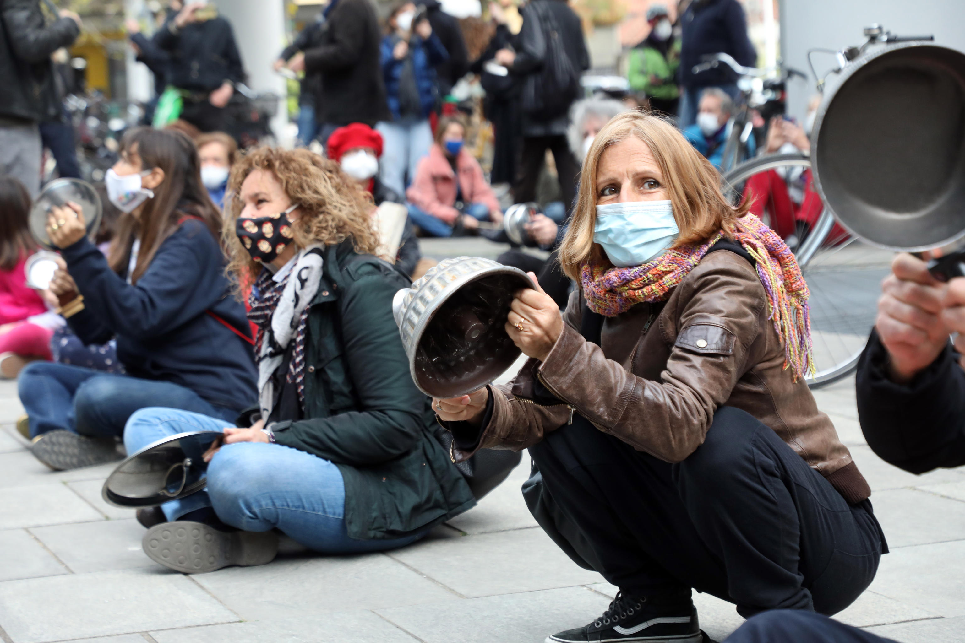 La pentolada sotto palazzo Lombardia organizzata dai Sentinelli, insieme ad Arci, Medicina Solidale e Casa Comune, "per dire a Fontana di andarsene, per dire che in Lombardia è andato tutto male", Milano, 10 Aprile 2021. Ai partecipanti hanno infatti chiesto di presentarsi con pentole e padelle, coperchi e mestoli per far sentire in questo modo la loro voce. 'Gestione inadeguata, sanità commissariata' è uno degli striscioni che hanno portato i partecipanti alla manifestazione, che scandiscono con pentole e mestoli appunto i discorsi di chi interviene al microfono denunciando il "disastro" del sistema di prenotazione di Aria.
ANSA/ MATTEO BAZZI
