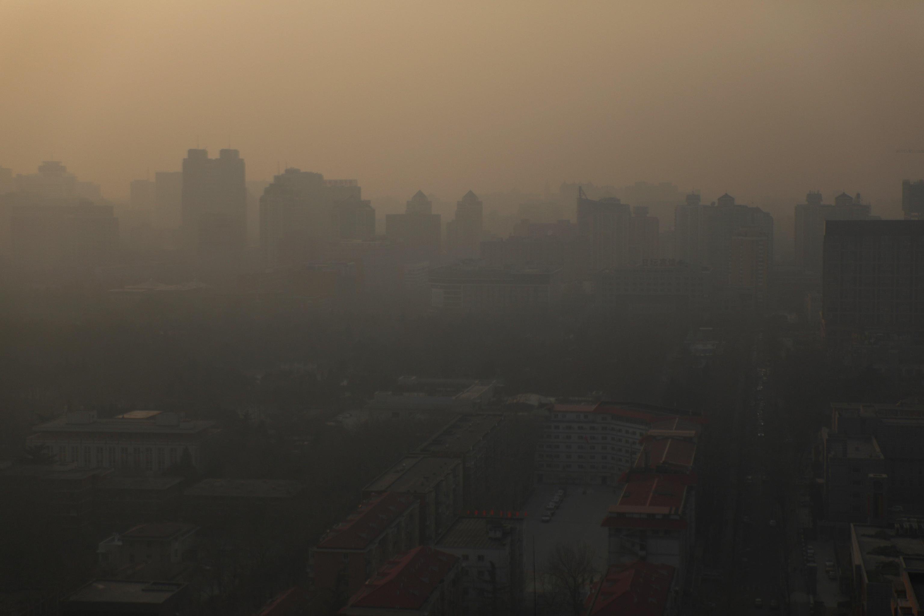 epa06434935 A view of buildings shrouded in smog in the capital city of Beijing, China, 13 January 2018. Beijing issued an orange alert for smog, its first major alert this winter for the period 13-15 January 2018. The orange alert, the second highest in China's four-tier alert system, will trigger measures to control output of heavy industries.  EPA/HOW HWEE YOUNG