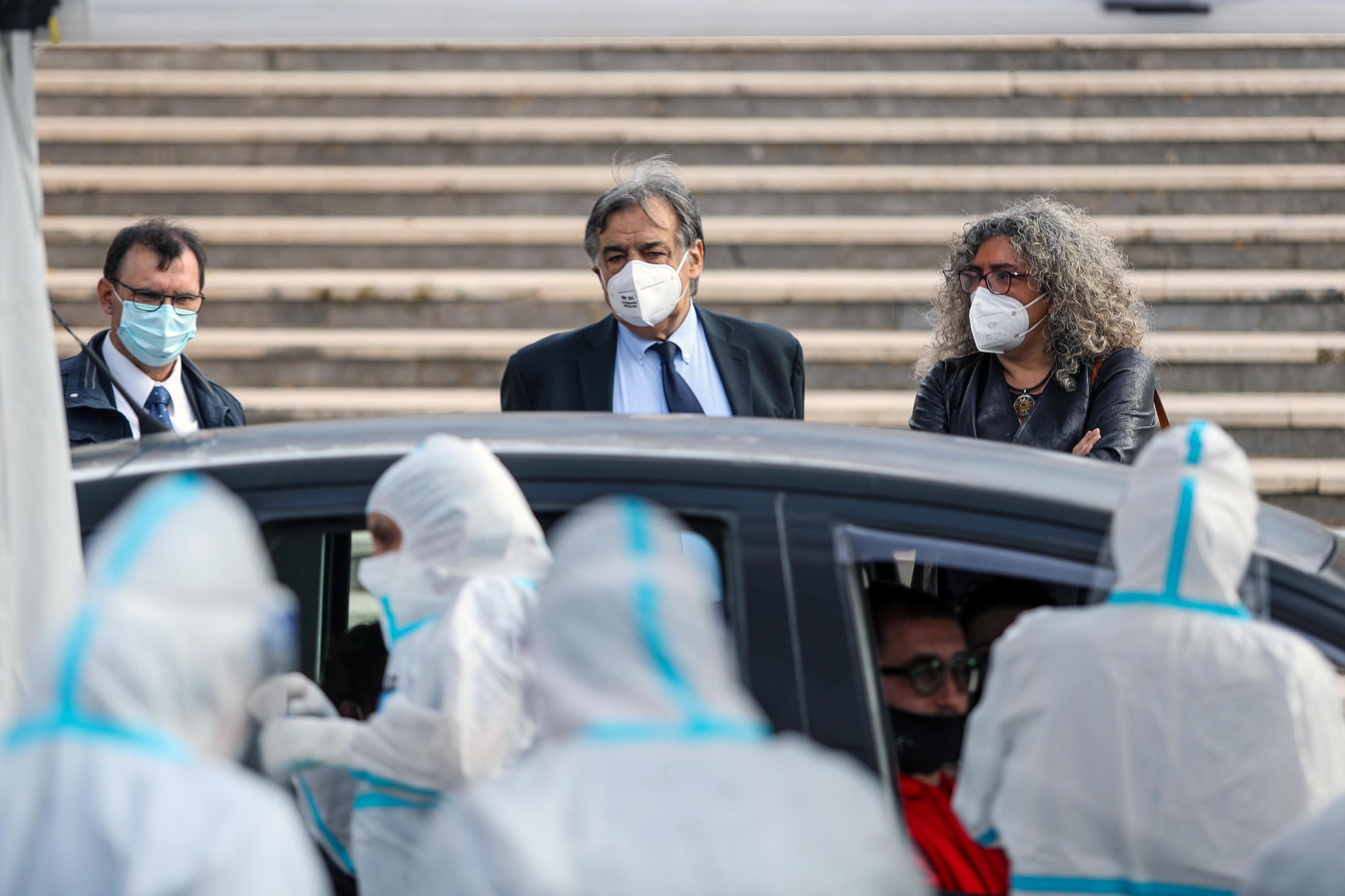 Il sindaco  sindaco Leoluca Orlando supervisiona lo svolgimento della somministrazione di tamponi al  drive in tra i viali della fiera del Mediterraneo, 30 ottobre 2020 Palermo. ANSA / IGOR PETYX