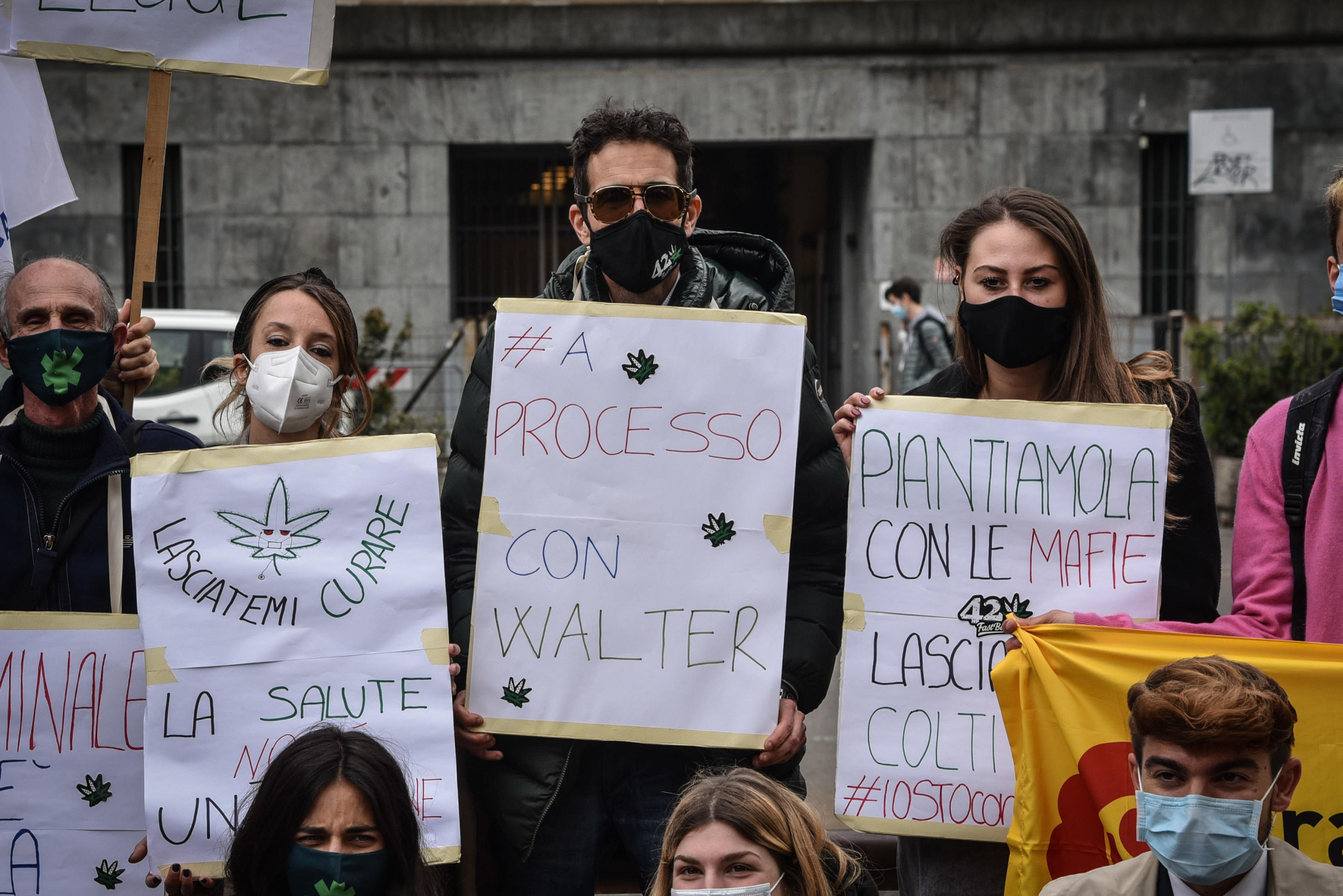 Presidio sit in dei Radicali davanti al tribunale a favore della cannabis utilizzata a scopi terapeutici in concomitanza con la sentenza per Walter De Benedetto a Arezzo, Milano 27 Aprile 2021  Ansa/Matteo Corner