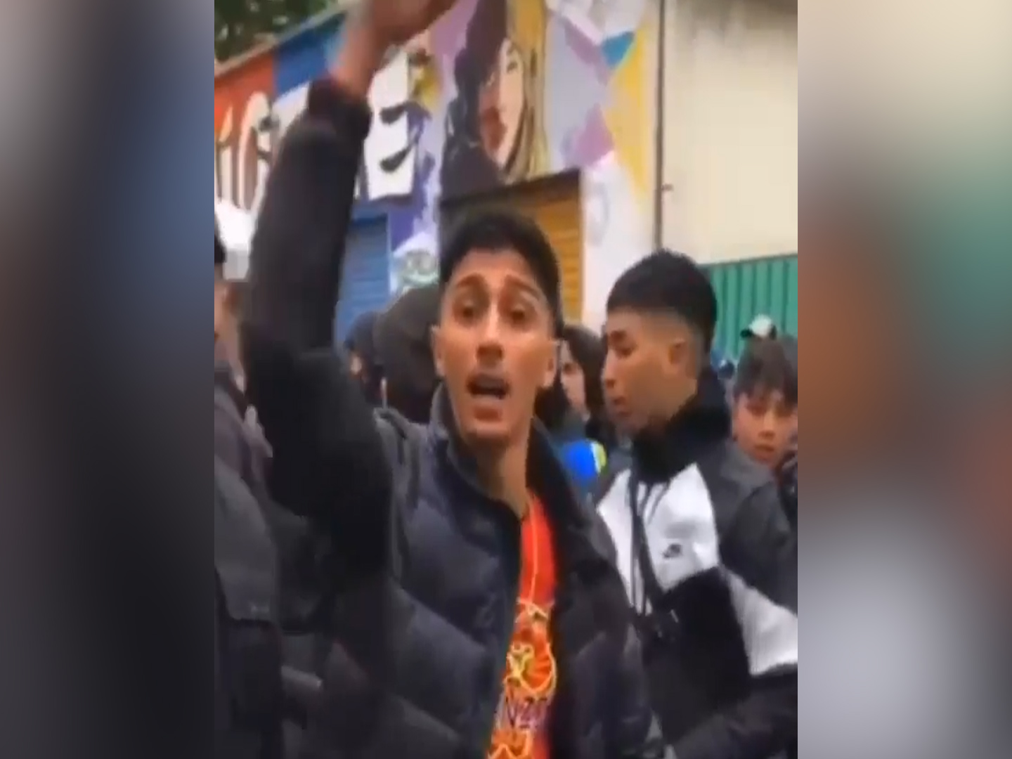 In 300 a Milano per il video del rapper Neima Ezza (ammassati e senza mascherina): sassaiola e scontri con la polizia – Il video