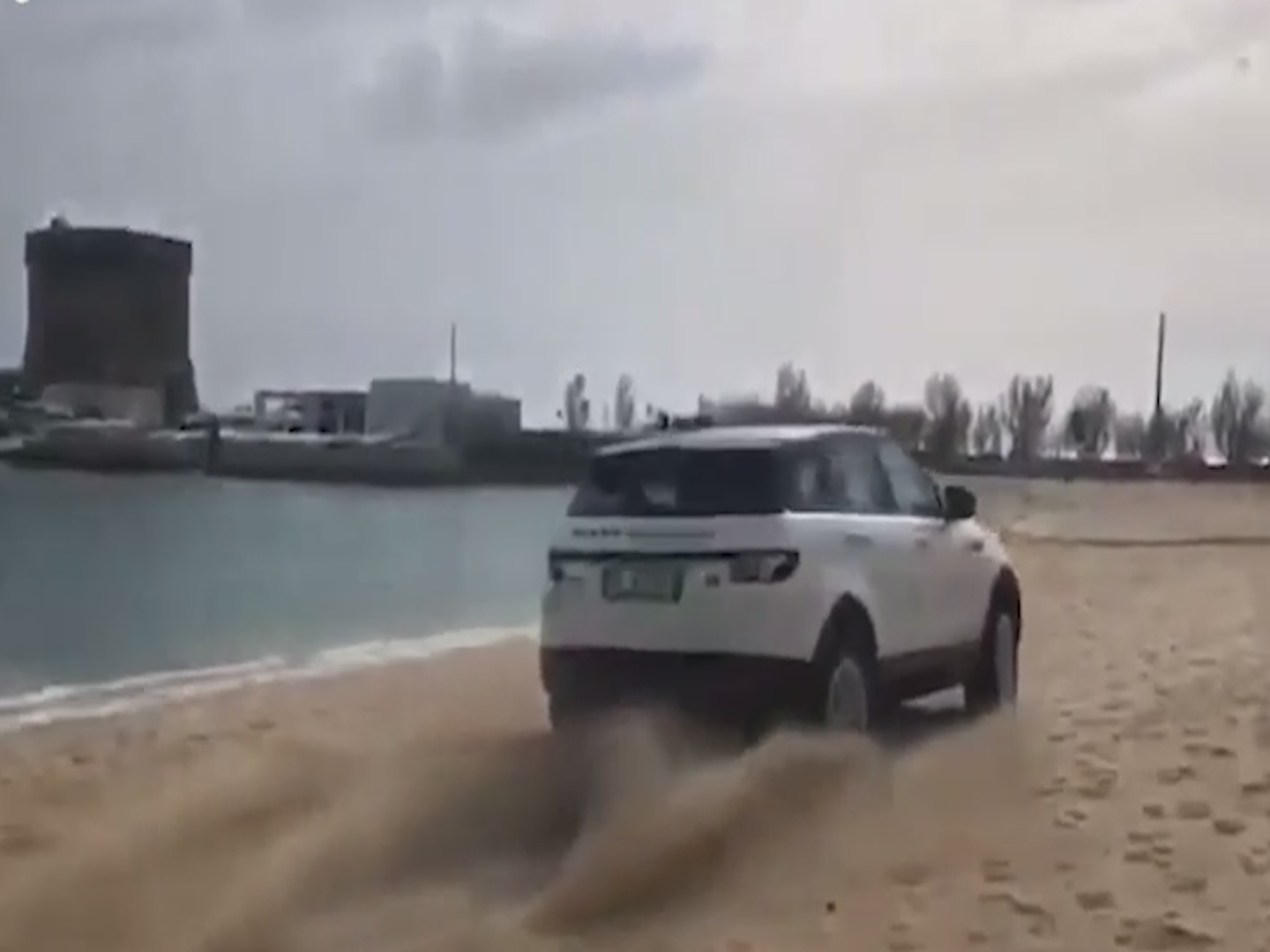 Sfreccia con il suv sulla spiaggia protetta di Porto Cesareo: multato un calabrese in Salento – Il video