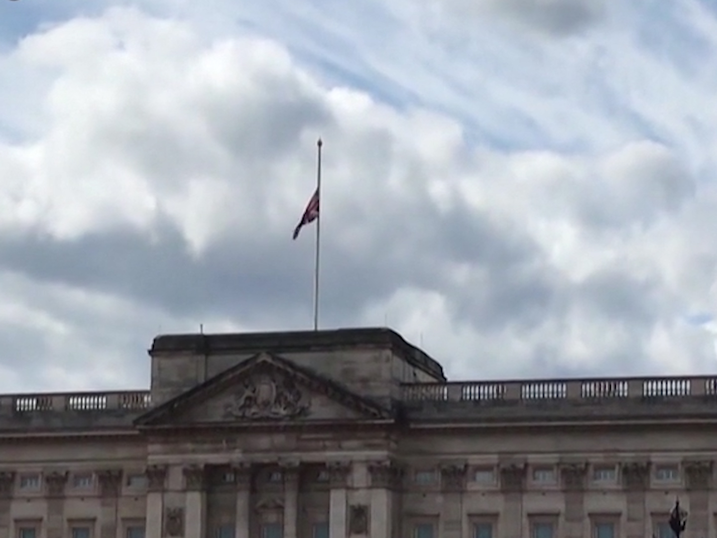 Morte del Principe Filippo, Londra si prepara a omaggiare il Duca di Edimburgo – Il video
