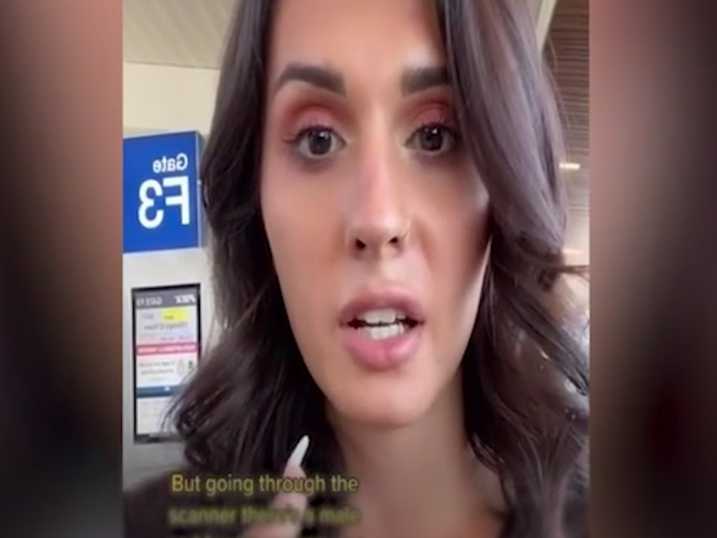 Lo scanner all’aeroporto non riconosce l’identità sessuale: la denuncia dell’attivista e modella trans – Il video