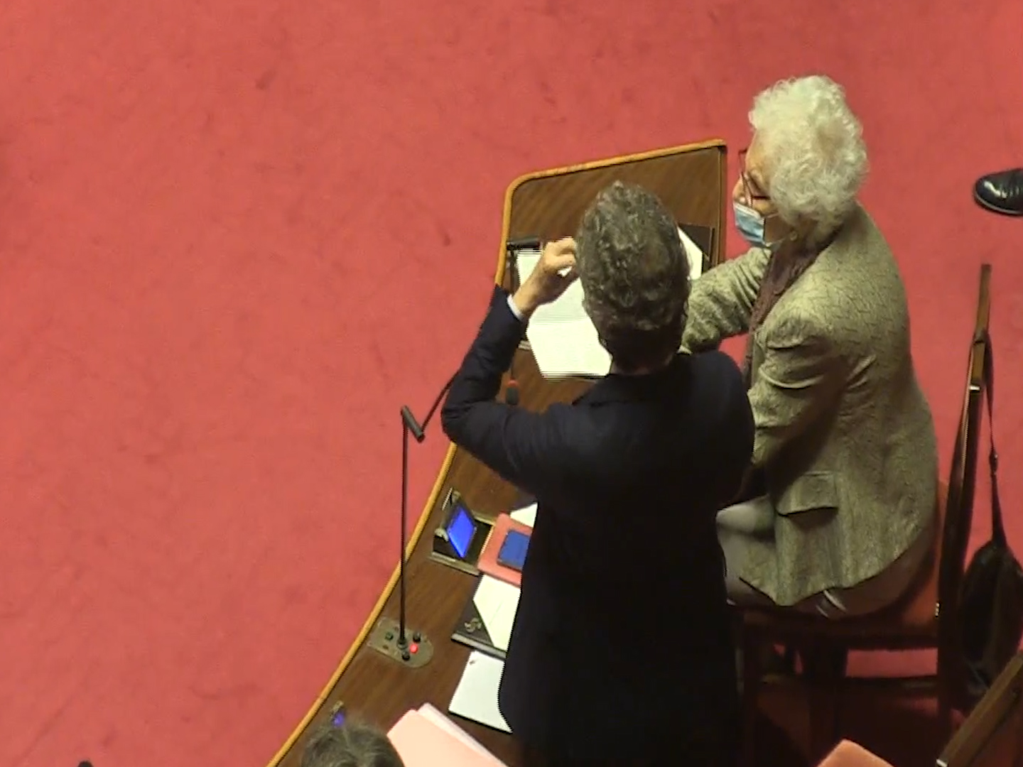 Il Senato approva la cittadinanza italiana per Patrick Zaki. Liliana Segre: «Ci sarò sempre per parlare di libertà» – Il video