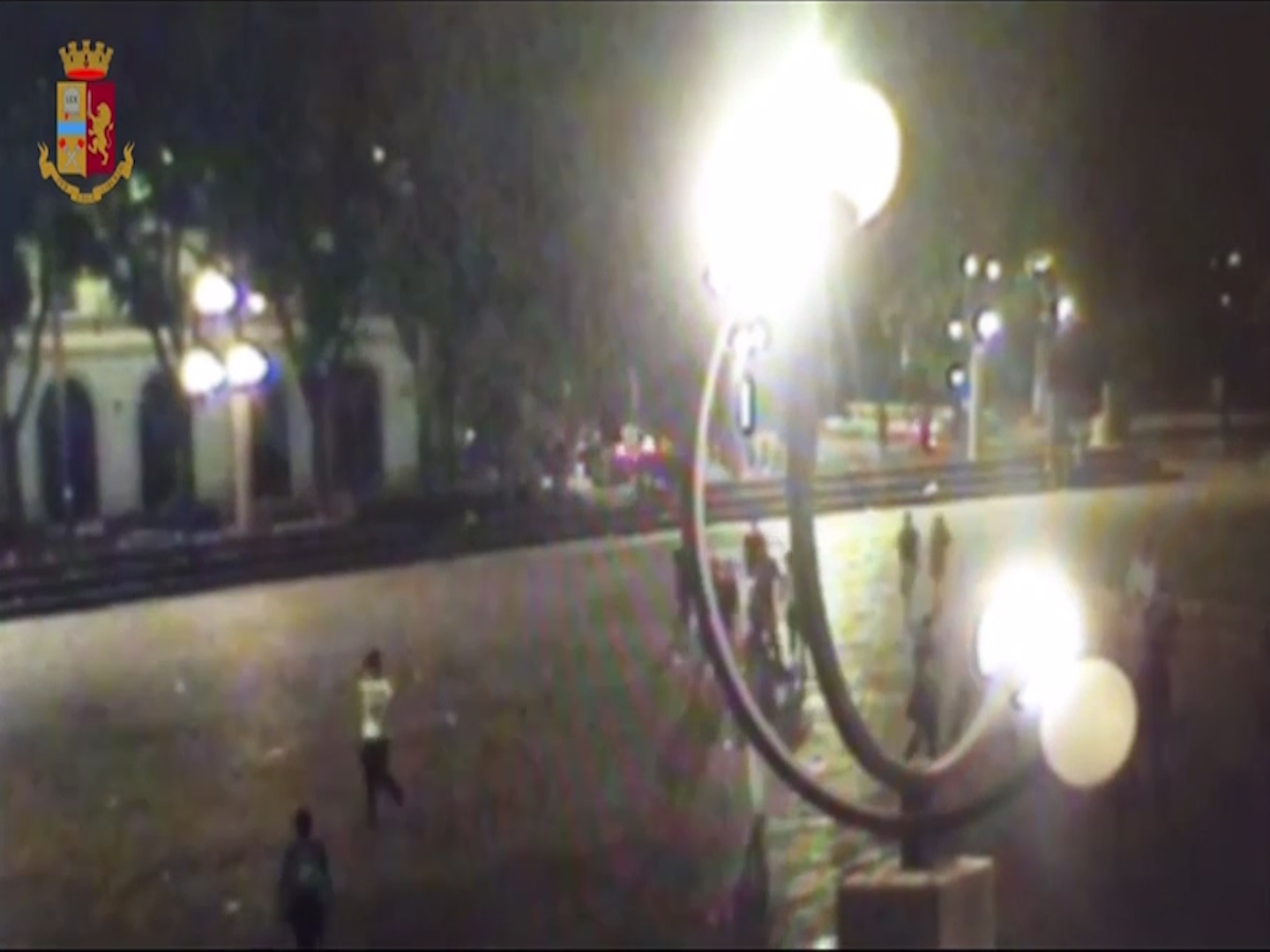 Calci e pugni nella movida a Milano, le immagini delle telecamere di sicurezza: altri sei ragazzi indagati – Il video