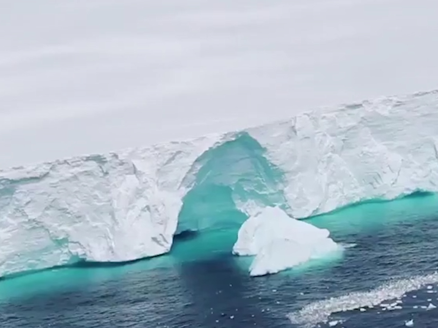 Si è sciolto A68, l’iceberg più grande al mondo. Per i glaciologi «il cambiamento climatico non c’entra» – Il video