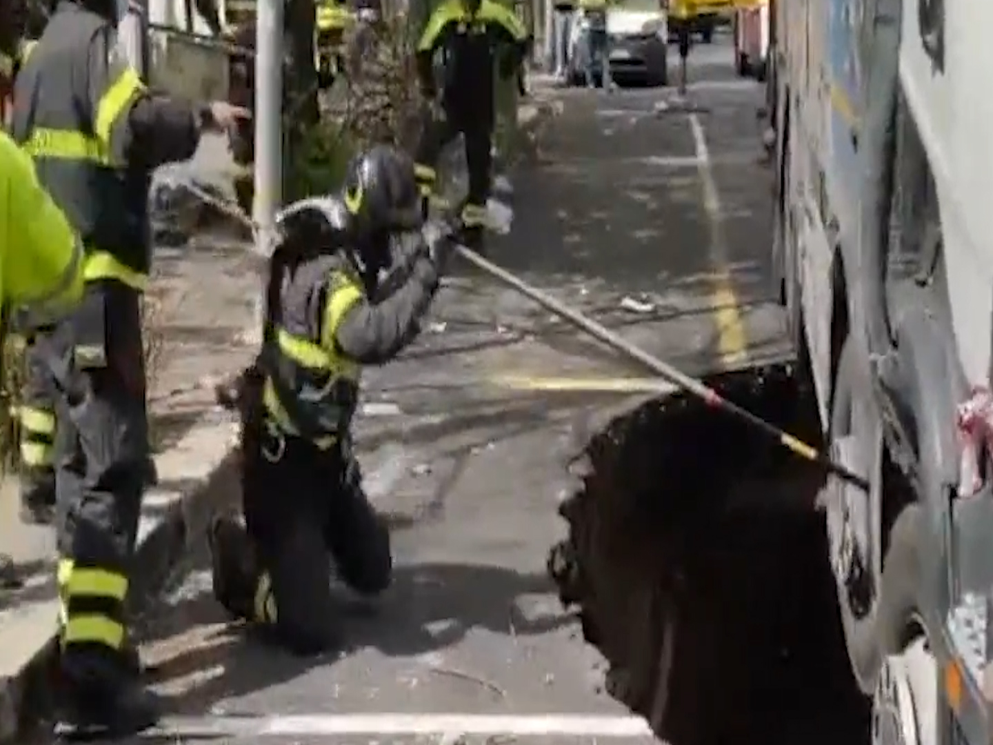 Un camion sprofonda in una voragine a Roma: traffico in tilt per ore – Il video