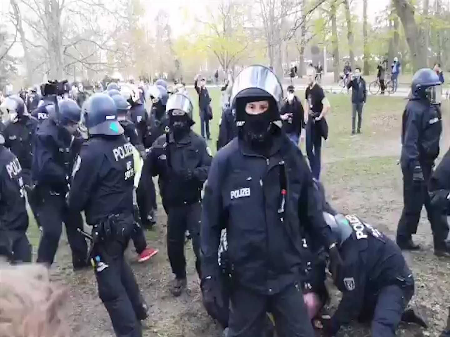 A Berlino scontri e arresti al corteo anti-lockdown. Lacrimogeni della polizia sulla folla – Il video