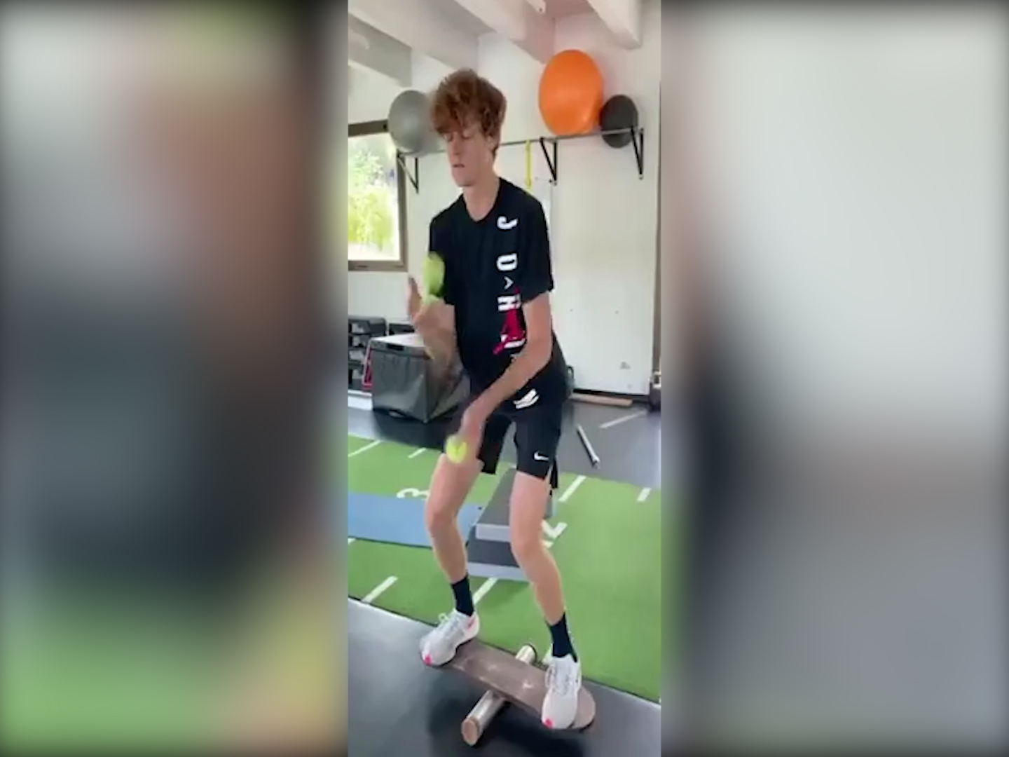 Tennis, l’allenamento da giocoliere del fenomeno Jannik Sinner – Il video
