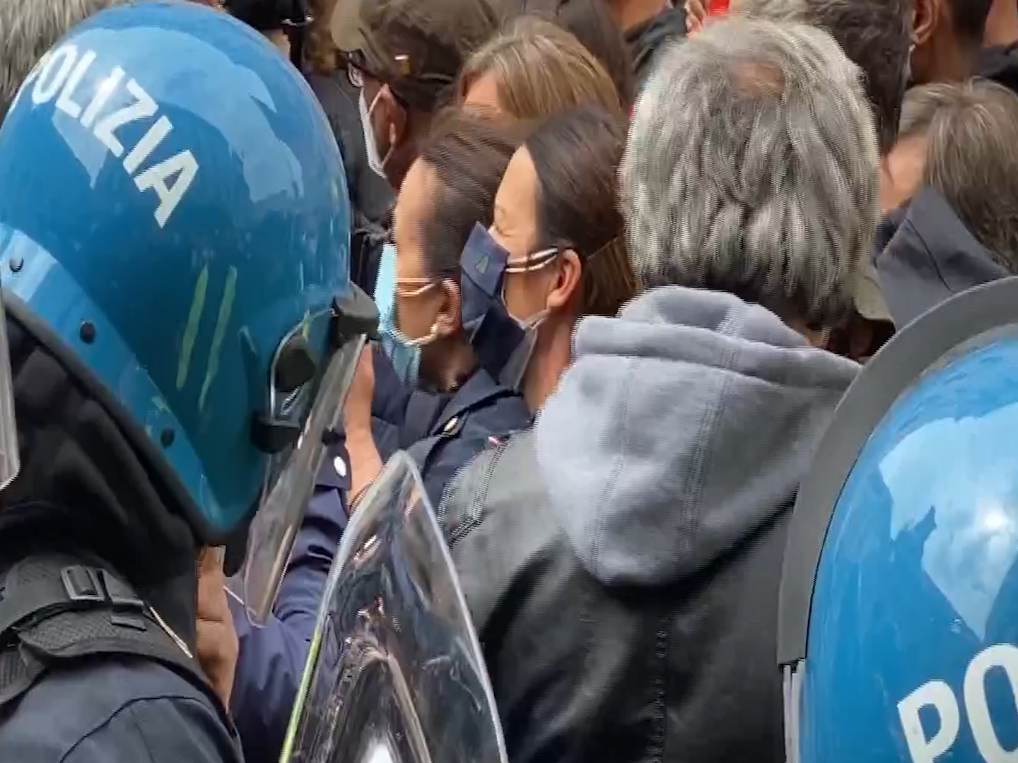 Tensione tra i lavoratori di Alitalia e la polizia: gli agenti caricano i manifestanti diretti a Palazzo Chigi – Il video