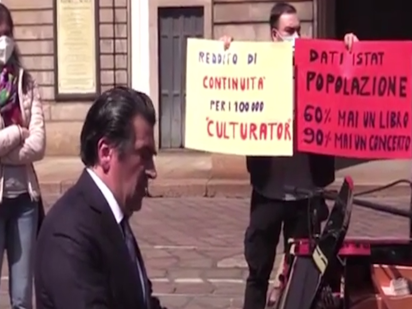In piazza della Scala le note della Bohéme di Puccini: la dedica ai lavoratori dello spettacolo – Il video