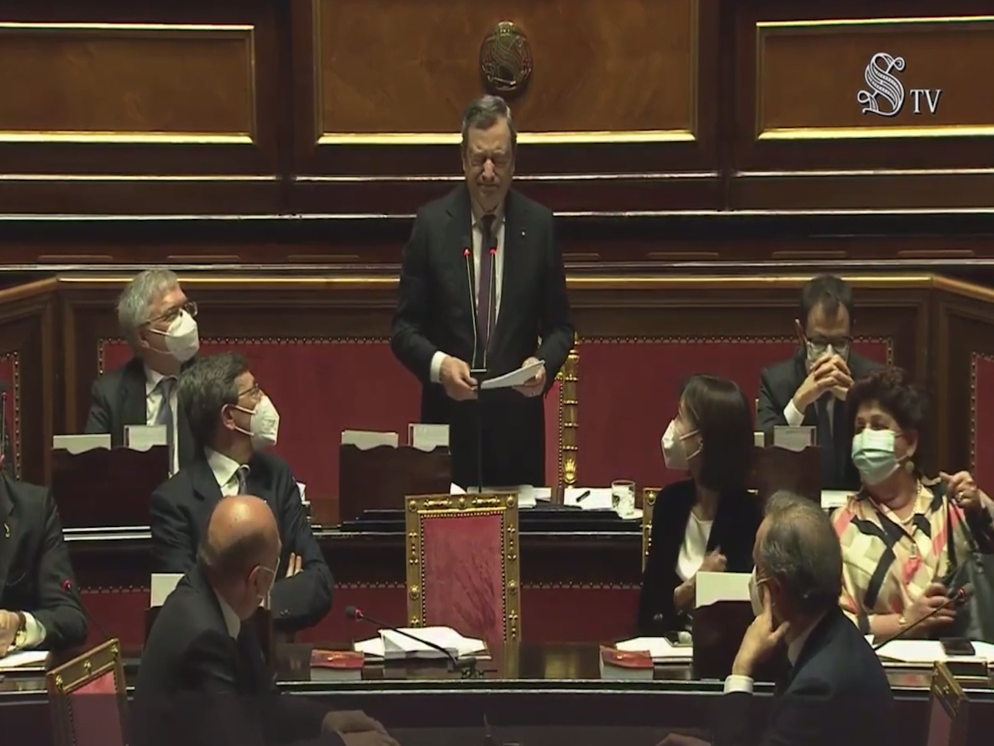 Gaffe di Draghi a Palazzo Madama: chiama «deputati» i senatori, poi si scusa – Il video