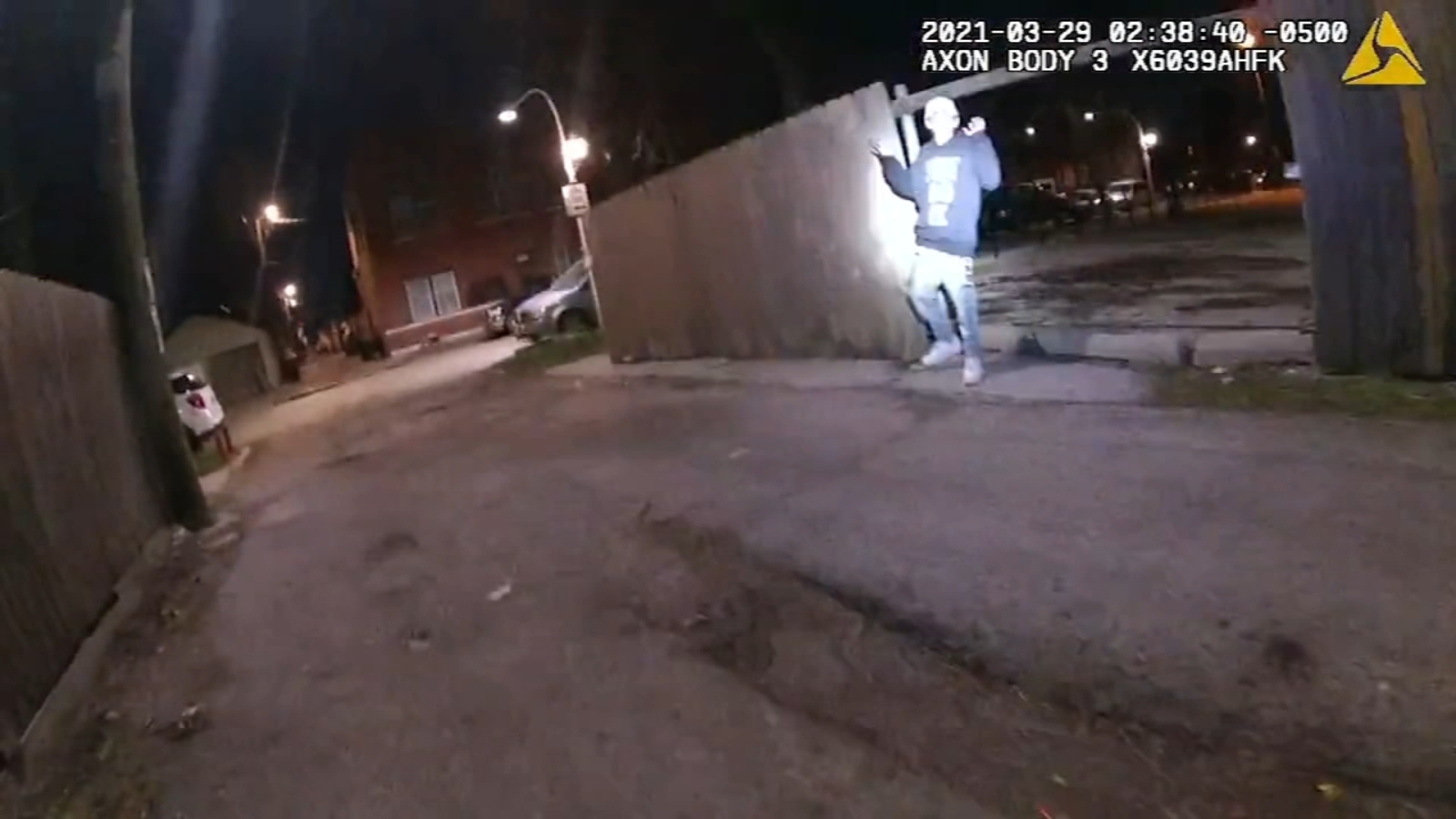 Torna alta la tensione a Chicago, la polizia mostra il filmato del 13enne ucciso mentre aveva le mani alzate – Il video