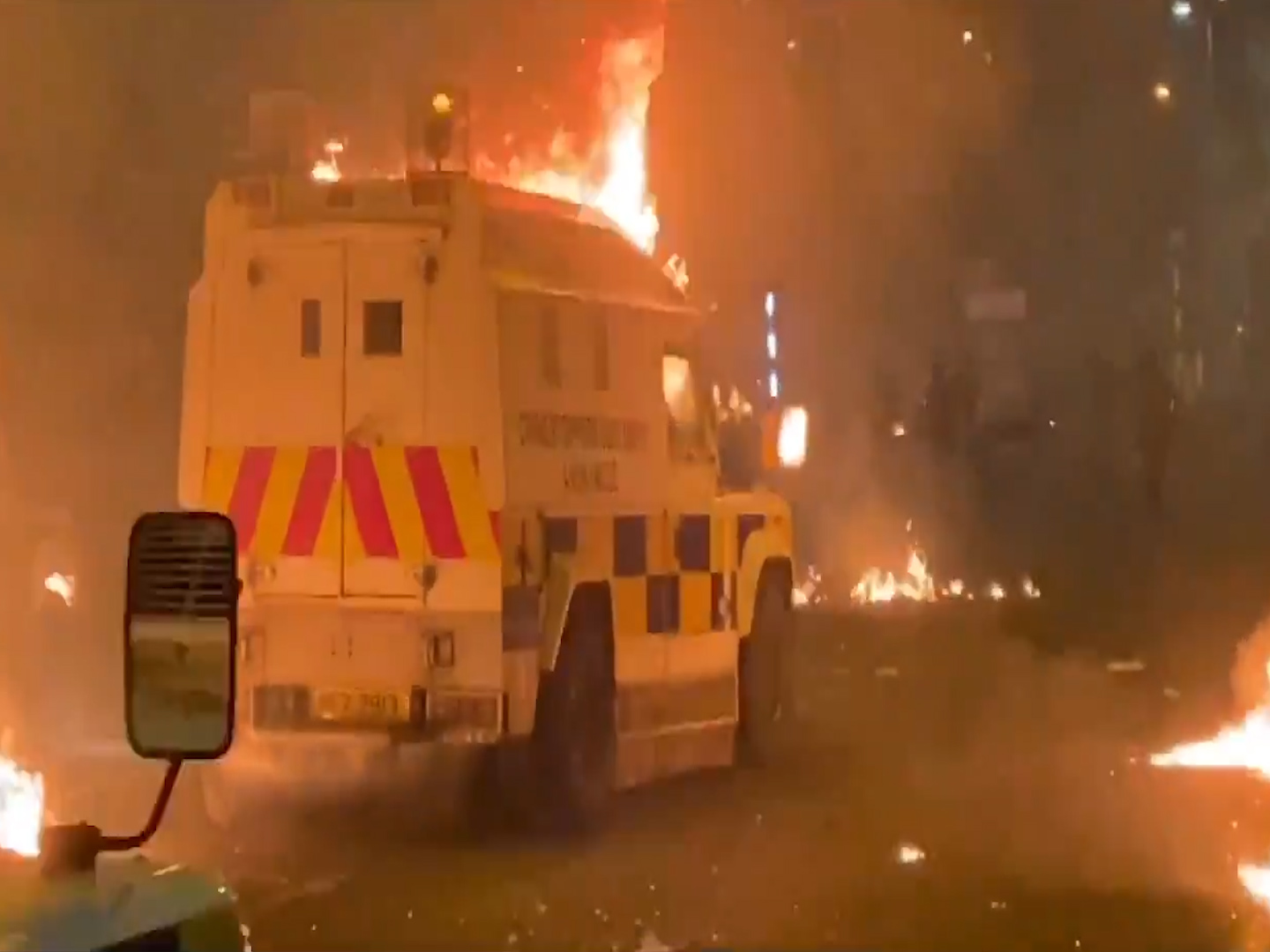 Molotov, autobus in fiamme e scontri con la polizia: sesta notte di tensione in Irlanda del Nord – Il video