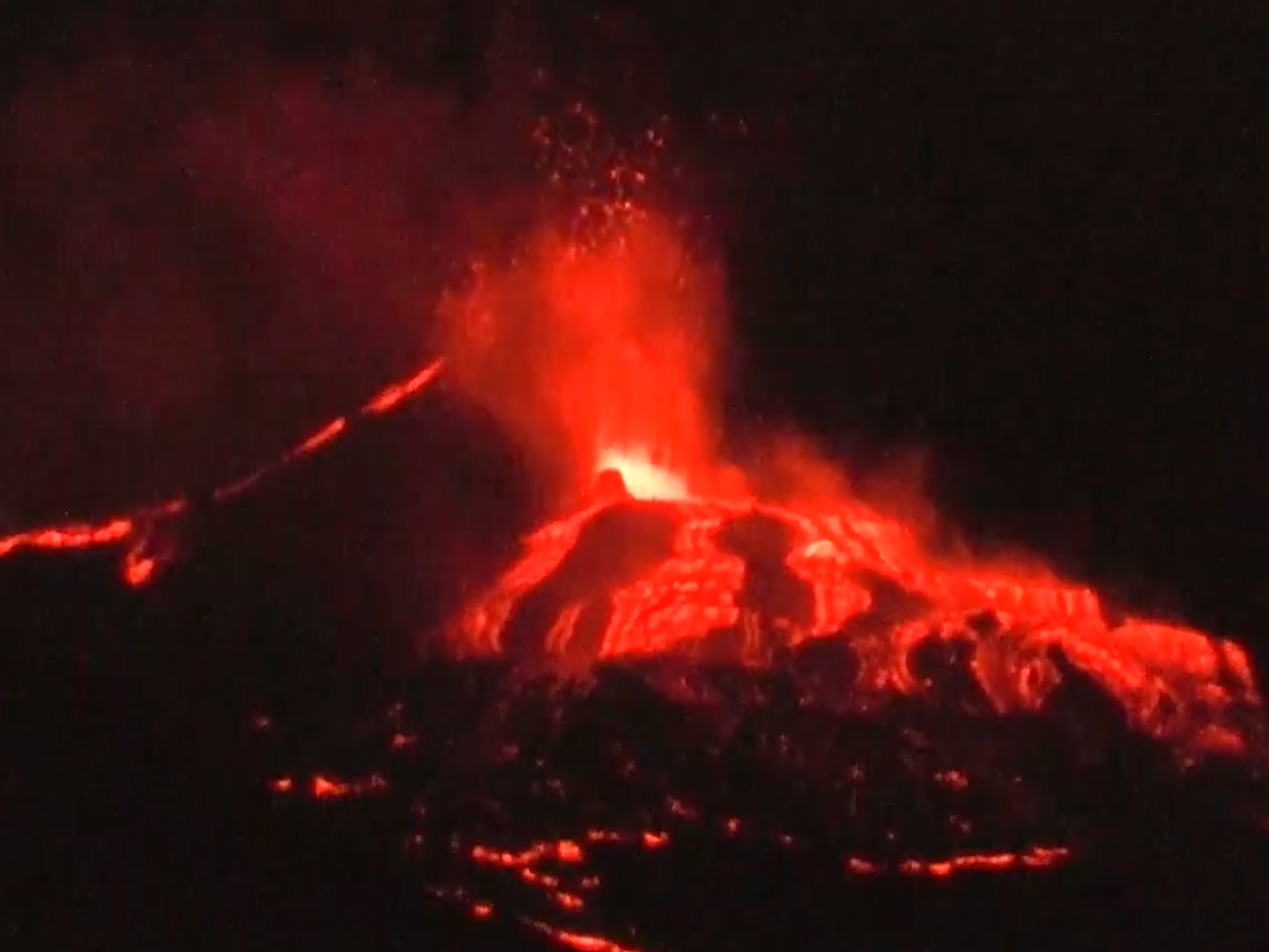 Nuovo spettacolo notturno dell’Etna, nubi alte fino a 9 chilometri: è la 17esima eruzione da febbraio – Il video
