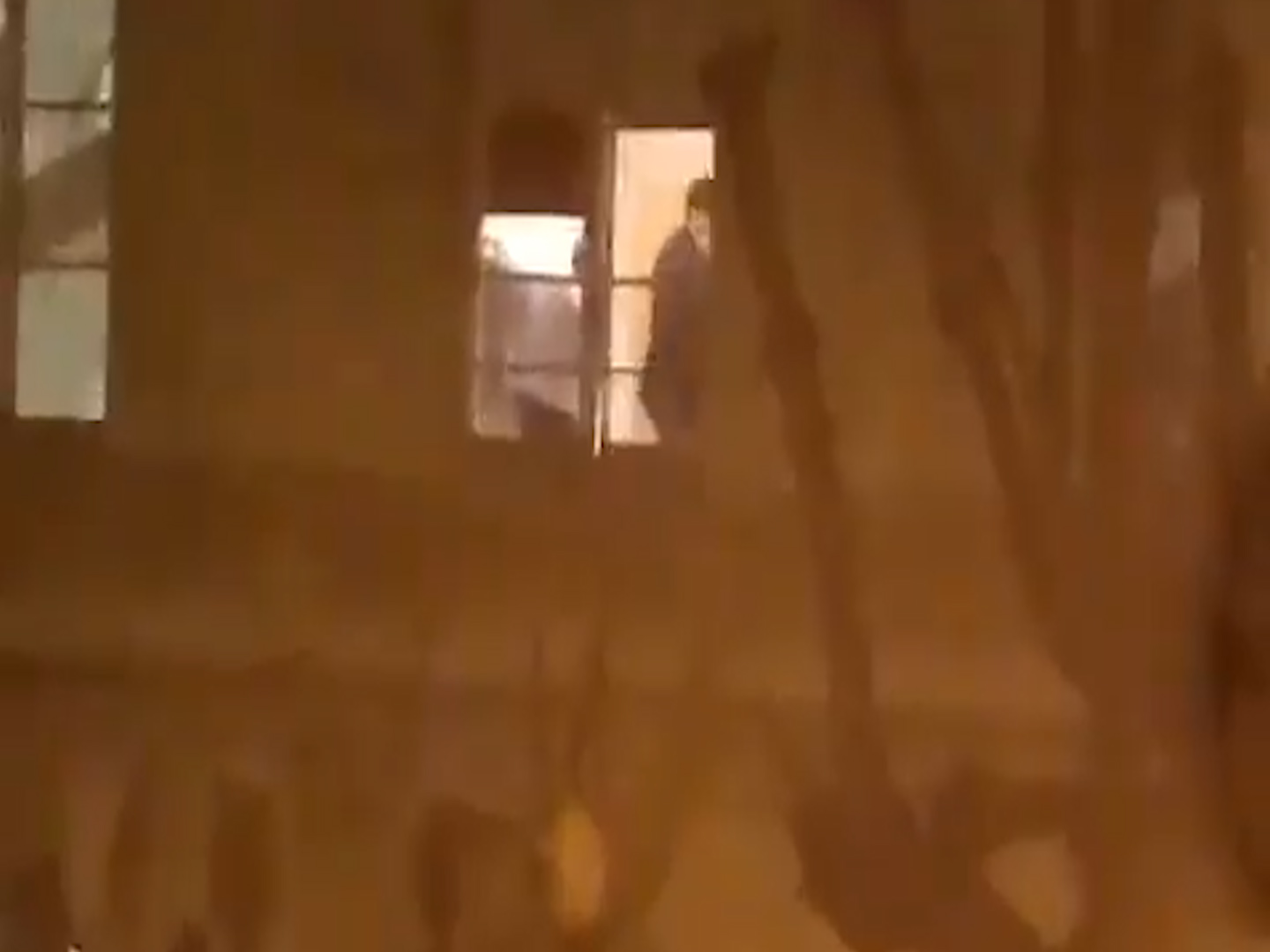 Festa clandestina negli uffici del ministero dell’Istruzione in Francia: beccati dalle finestre a ballare senza mascherina – Il video