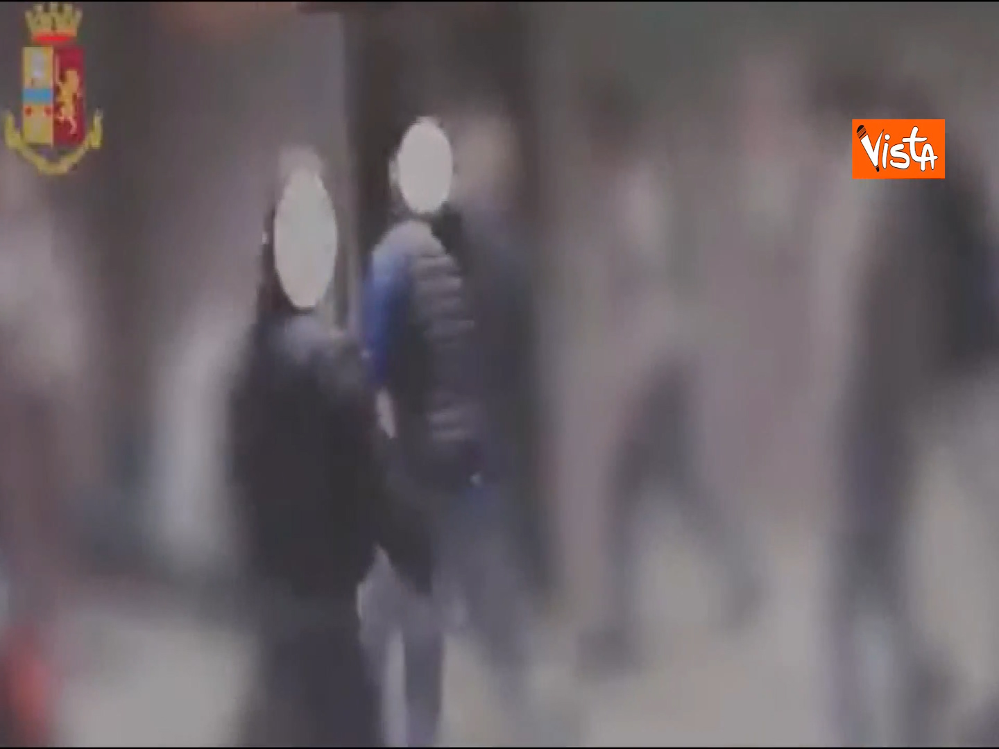 Pestavano i passanti presi a caso all’Arco della pace di Milano: arrestati quattro ventenni, nove minorenni indagati – Il video