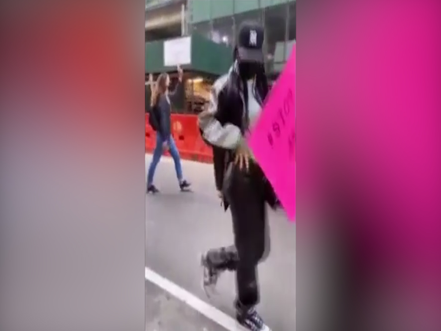 Stop Asian Hate, Rihanna partecipa in incognito al corteo antirazzista di New York – Il video
