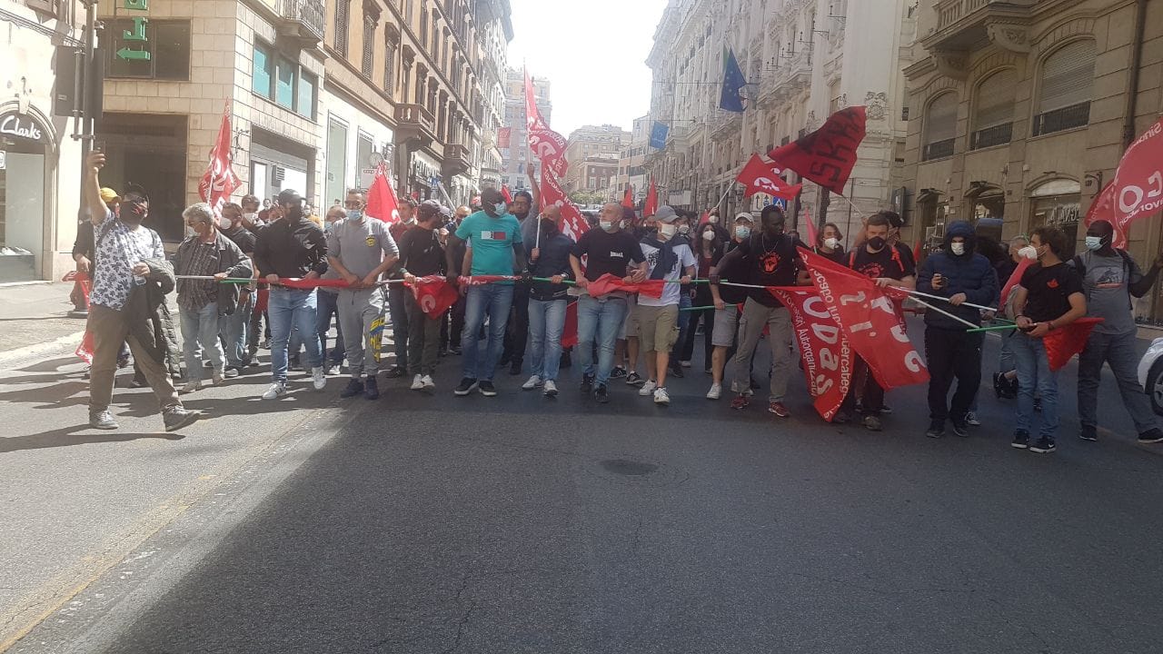 Protesta dei sindacati del trasporto merci: scontri a Roma, feriti due carabinieri – Il video
