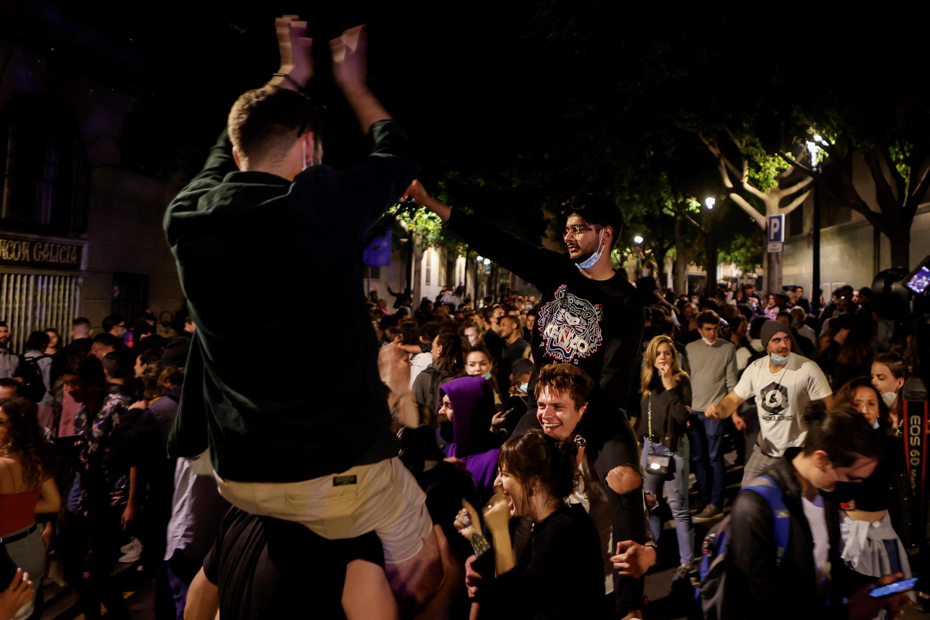 epa09186803 Hundreds of people celebrate in the Passeig Lluis Companys of Barcelona, Spain, in the early hours, 09 May 2021. The state of alarm that was imposed six month ago due to the pandemic expires on 09 May 2021.  EPA/Quique Garcia