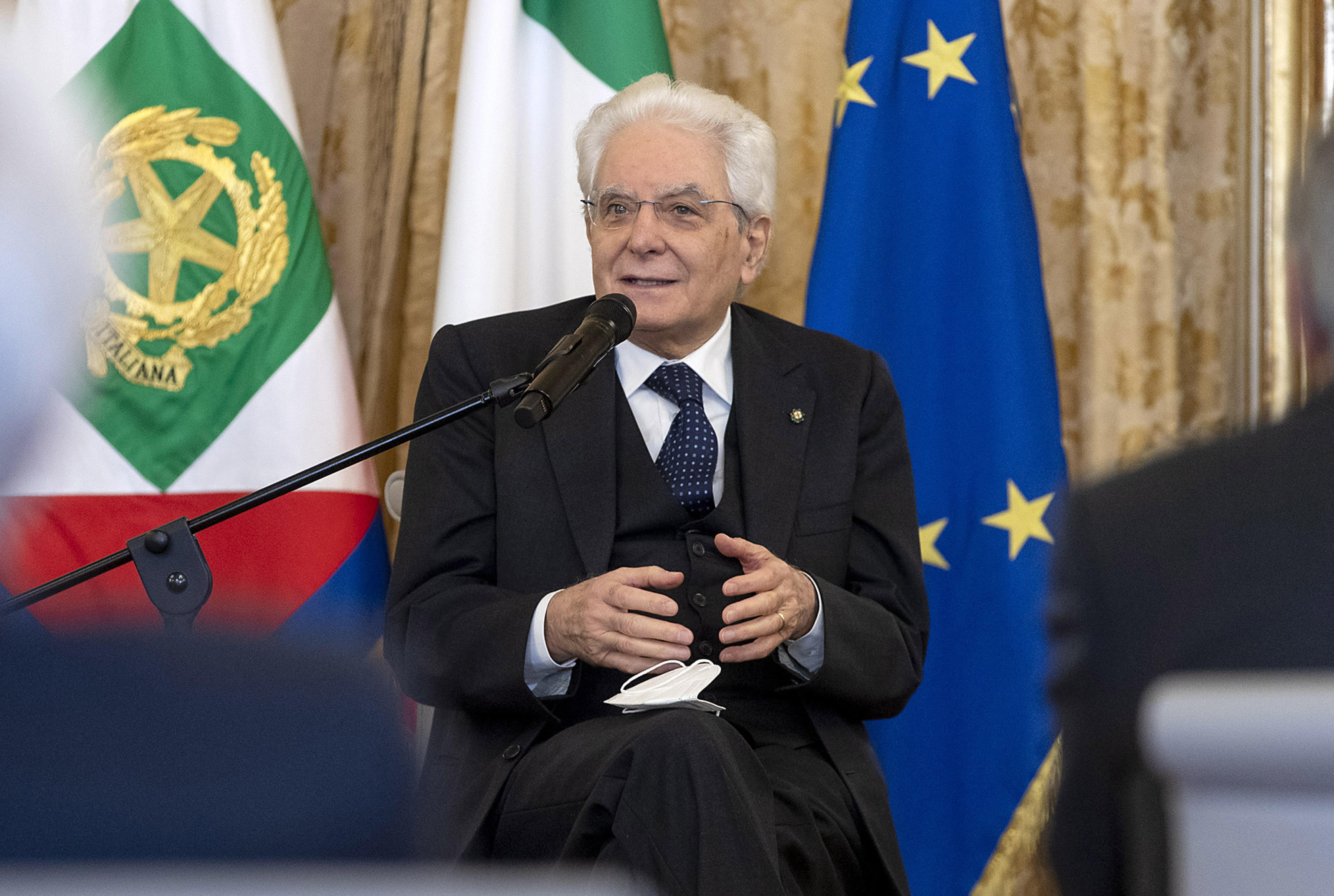 Il Presidente della Repubblica Sergio Mattarella nel corso dell'incontro con una delegazione del CENSIS in occasione dei 50 anni dalla costituzione dellistituto, al Quirinale, Roma, 05 maggio 2021.   ANSA / Paolo Giandotti - Ufficio per la Stampa e la Comunicazione della Presidenza della Repubblica +++ ANSA PROVIDES ACCESS TO THIS HANDOUT PHOTO TO BE USED SOLELY TO ILLUSTRATE NEWS REPORTING OR COMMENTARY ON THE FACTS OR EVENTS DEPICTED IN THIS IMAGE; NO ARCHIVING; NO LICENSING +++