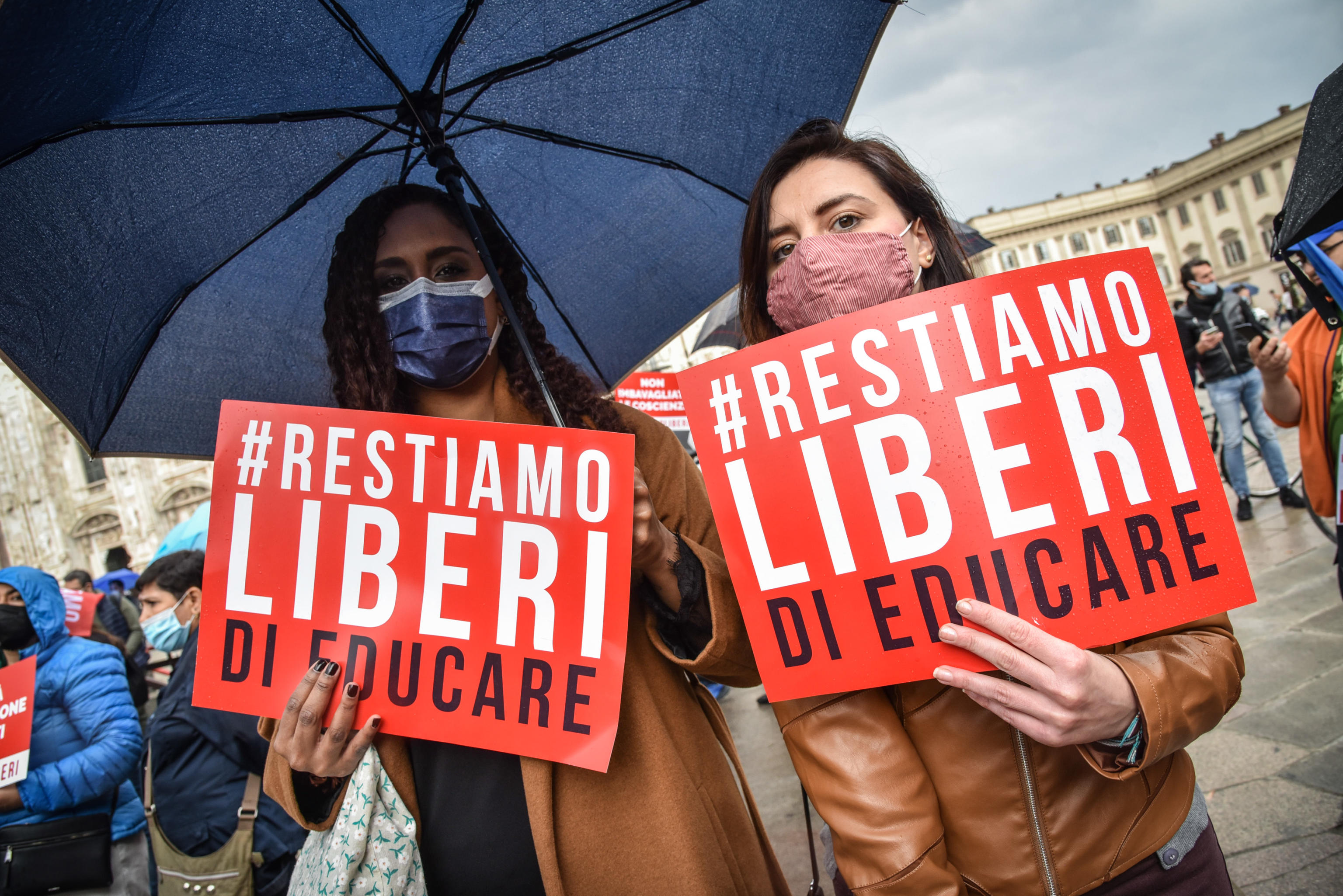 Manifestatnti partecipano al presidio in piazza Duomo contro il ddl Zan, Milano 15 Maggio 2021. Ansa/Matteo Corner