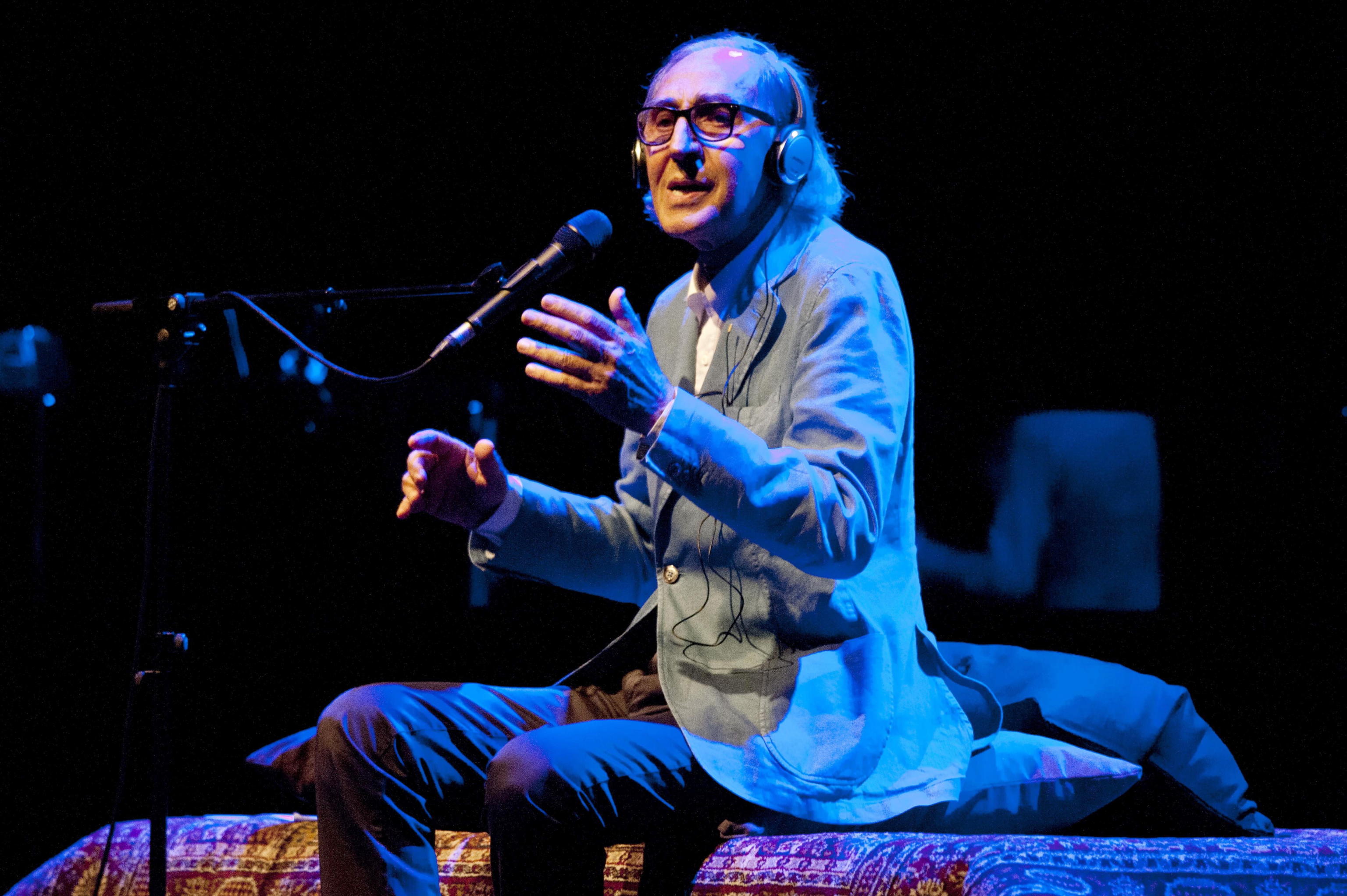 epa09207954 (FILE) - Italian singer Franco Battiato performs on stage during the Peralada Festival in Peralada, Catalonia, Spain, 22 July 2017 (reissued 18 May 2021). According to various media quoting his family, Battiato has passed away at his residence in Milo earlier in the day, aged 76.  EPA/ROBIN TOWNSEND *** Local Caption *** 53665318