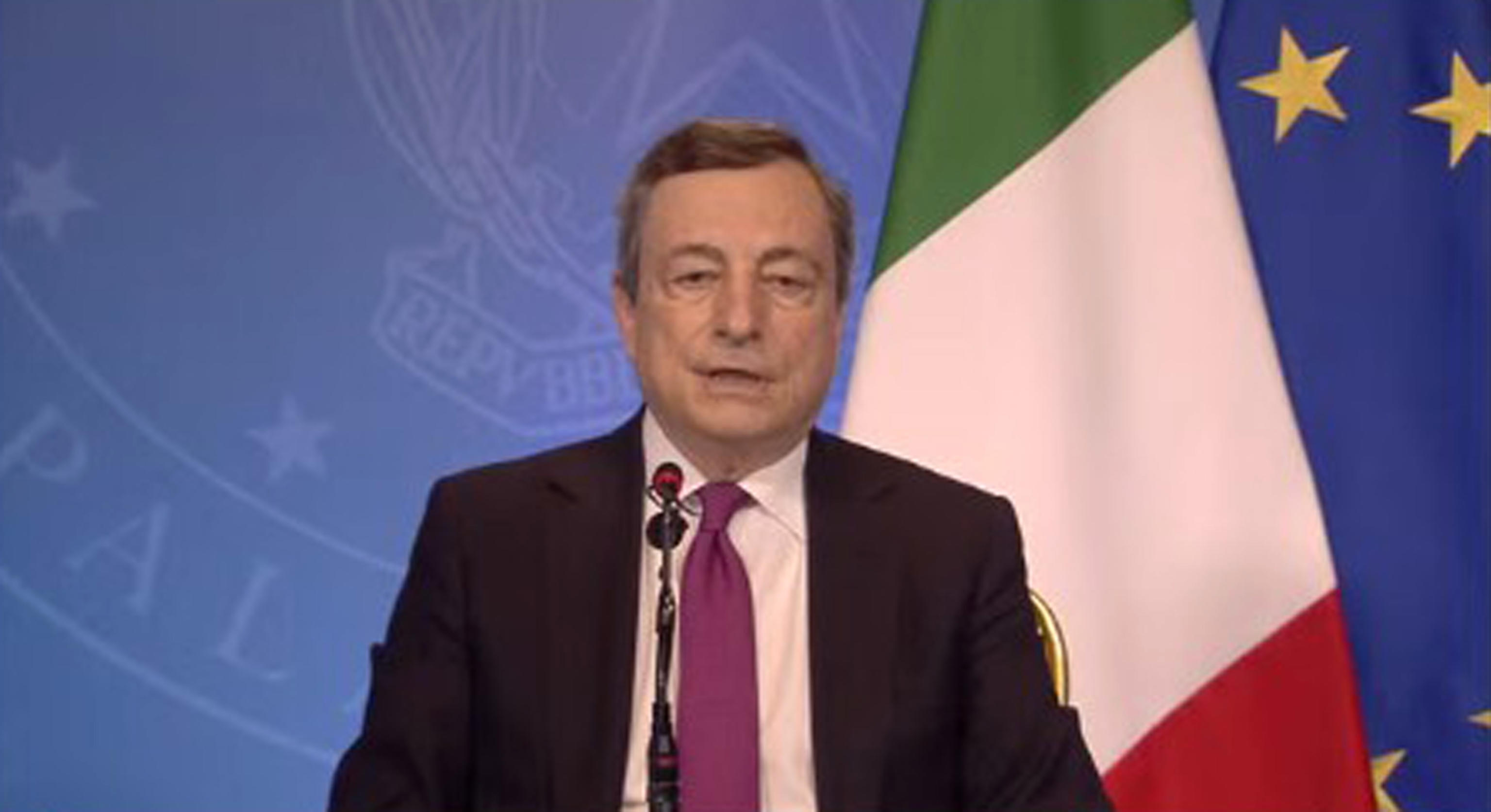 FRAME dalla diretta di palazzo chigi
Il Presidente Mario Draghi interviene al #GlobalSolutions Summit insieme alla Cancelliera Angela Merkel Segui la diretta

Il Premier Mario Draghi al Global Solution Summit 2021, 28 maggio 2021. "La battaglia contro il virus non può distoglierci dalla lotta al cambiamento climatico" e "Abbiamo due obbiettivi: il primo è impegnarsi a raggiungere obiettivi di riduzione delle emissioni sufficientemente ambiziosi, limitare il surriscaldamento globale non oltre 1,5 gradi e da raggiungere le emissioni nette pari a zero entro il 2050; il secondo è mitigare i potenziali danni. Dobbiamo rafforzare le misure di contenimento, accelerando l'eliminazione graduale del carbone. E garantire un maggiore afflusso di capitali pubblici e privati verso iniziative legate al clima", ha detto il presidente del Consiglio. ANSA / Immagine tratta dal profilo Twitter di Palazzo Chigi ++ATTENZIONE LA FOTO NON PUO' ESSERE PUBBLICATA O RIPRODOTTA SENZA L'AUTORIZZAZIONE DELLA FONTE DI ORIGINE CUI SI RINVIA+++   +++NO SALES; NO ARCHIVE; EDITORIAL USE ONLY+++