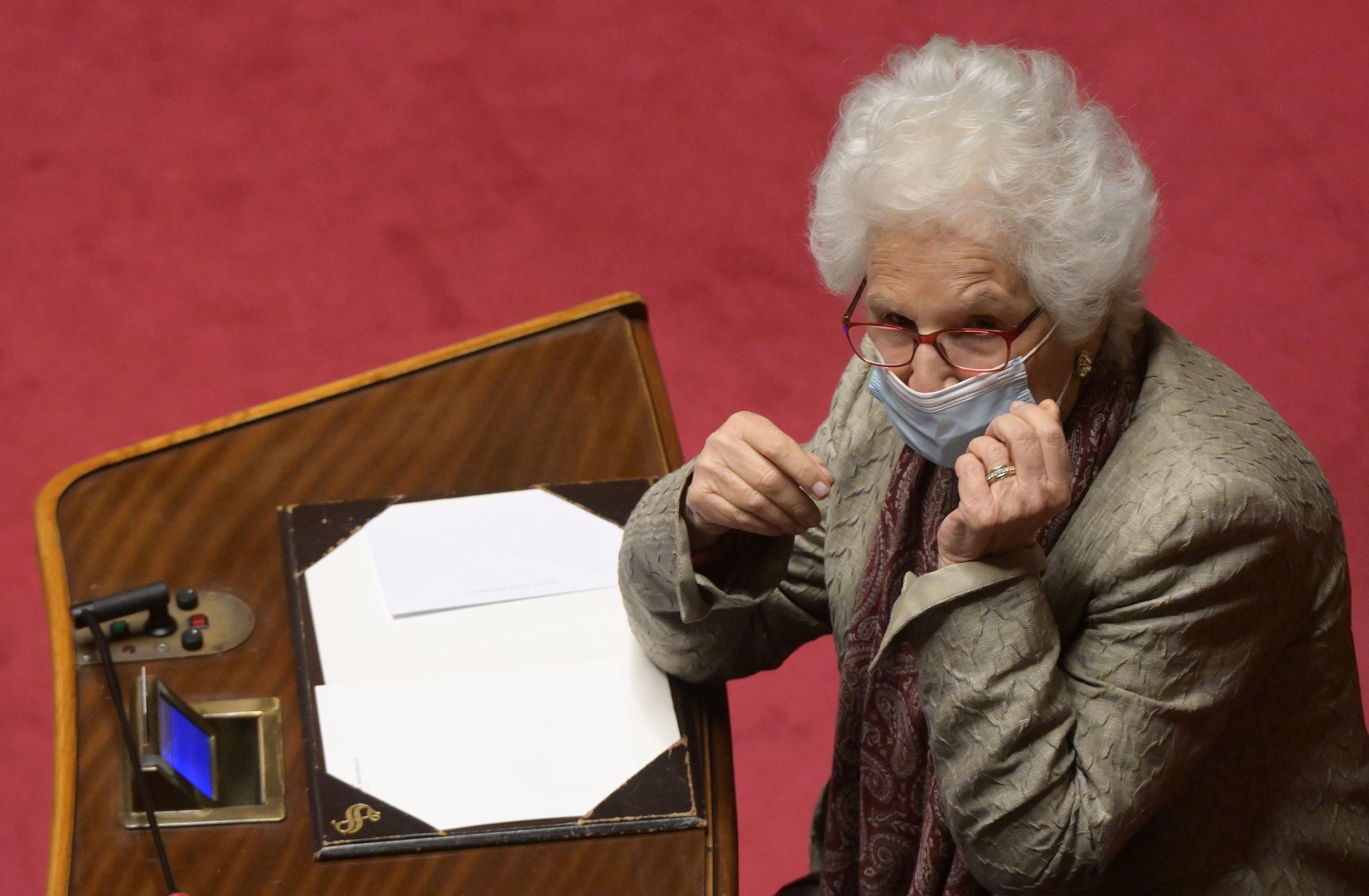 La senatrice Liliana Segre in aula al Senato per presiedere alla seduta per assegnare la cittadinanza italiana allo studente Patrick Zaki. Roma, 14 aprile 2021. ANSA/CLAUDIO PERI