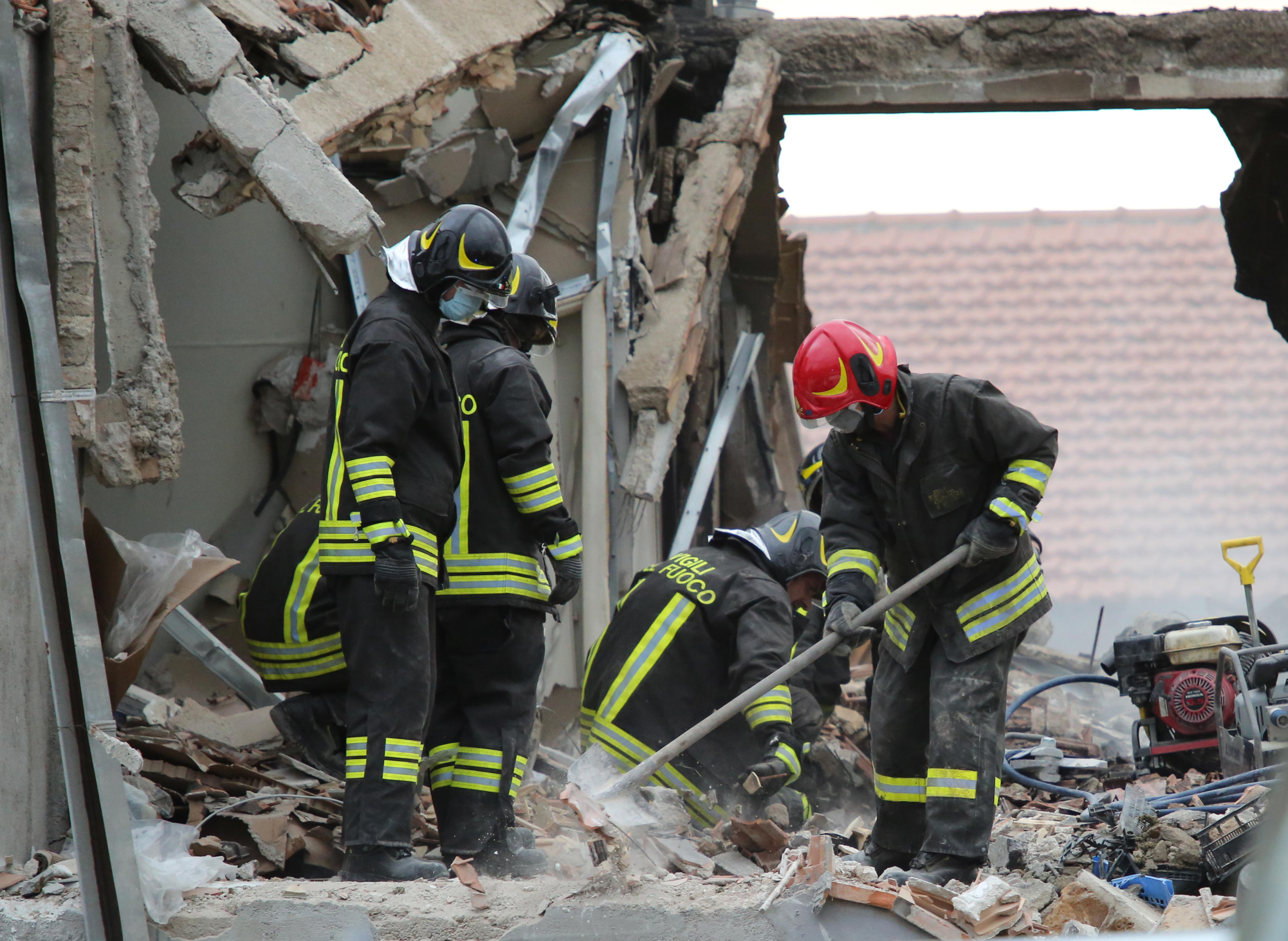 Un uomo è morto nell'esplosione che ha interessato un edificio nella zona di Gubbio. I vigili del fuoco hanno recuperato il corpo dalla macerie. Uno dei due superstiti all'esplosione è stato soccorso sul posto dal personale del 118 e poi trasferito in elicottero al centro grandi ustionati di Cesena. Un altro ferito è invece all'ospedale di Branca. Risulta ancora dispersa una donna. Secondo i vigili del fuoco ci sono dei dubbi sulla presenza di
una quinta persona e quindi le ricerche andranno avanti finché non si avrà la certezza della sua sorte. Ansa/Tommaso Crocchioni