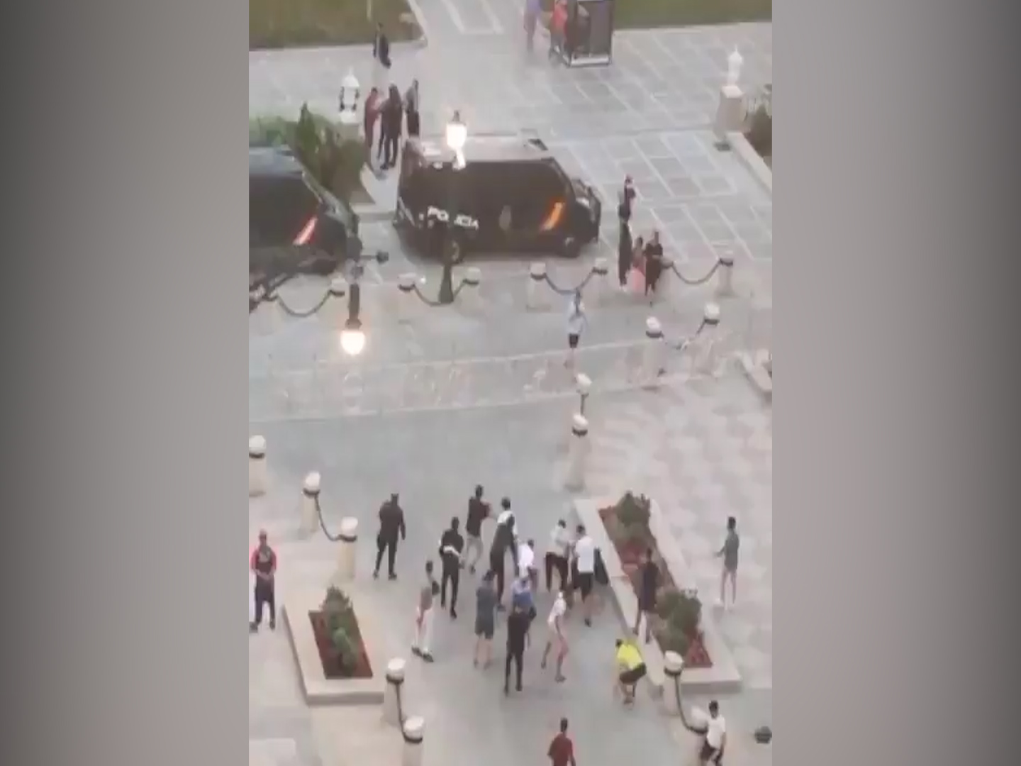 A Ceuta scoppia la protesta contro l’arrivo del leader di estrema destra Abascal: scontri tra manifestanti e polizia – Il video
