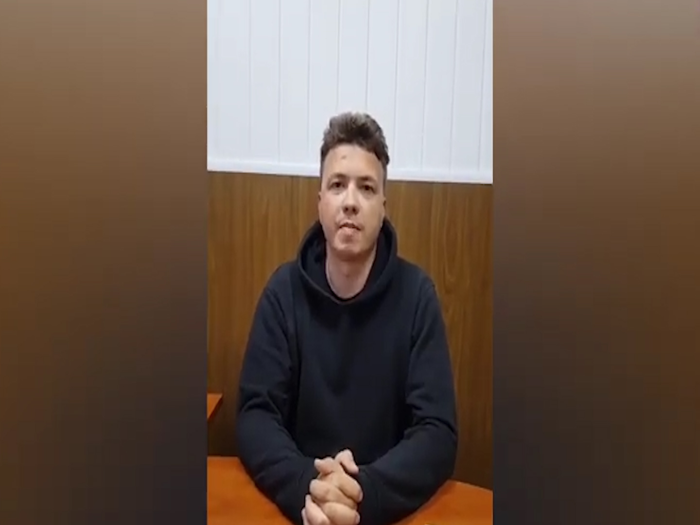 Lo strano video di Roman Protasevich con il volto segnato dopo l