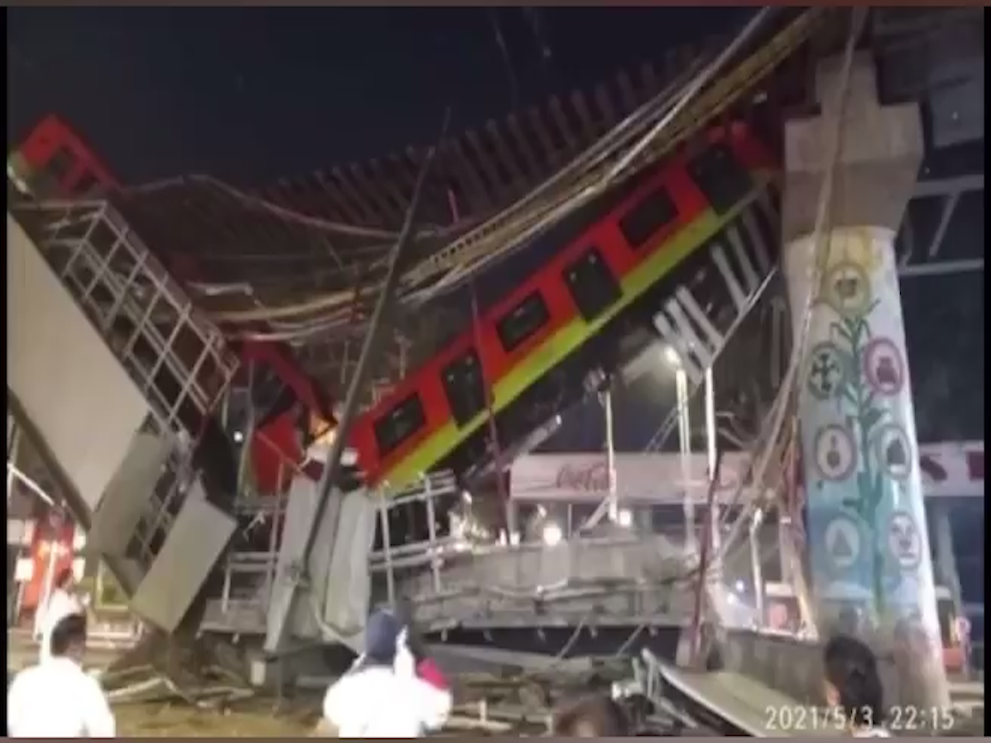 Disastro a Città del Messico, crolla il ponte al passaggio della metropolitana: almeno 20 morti – Il video